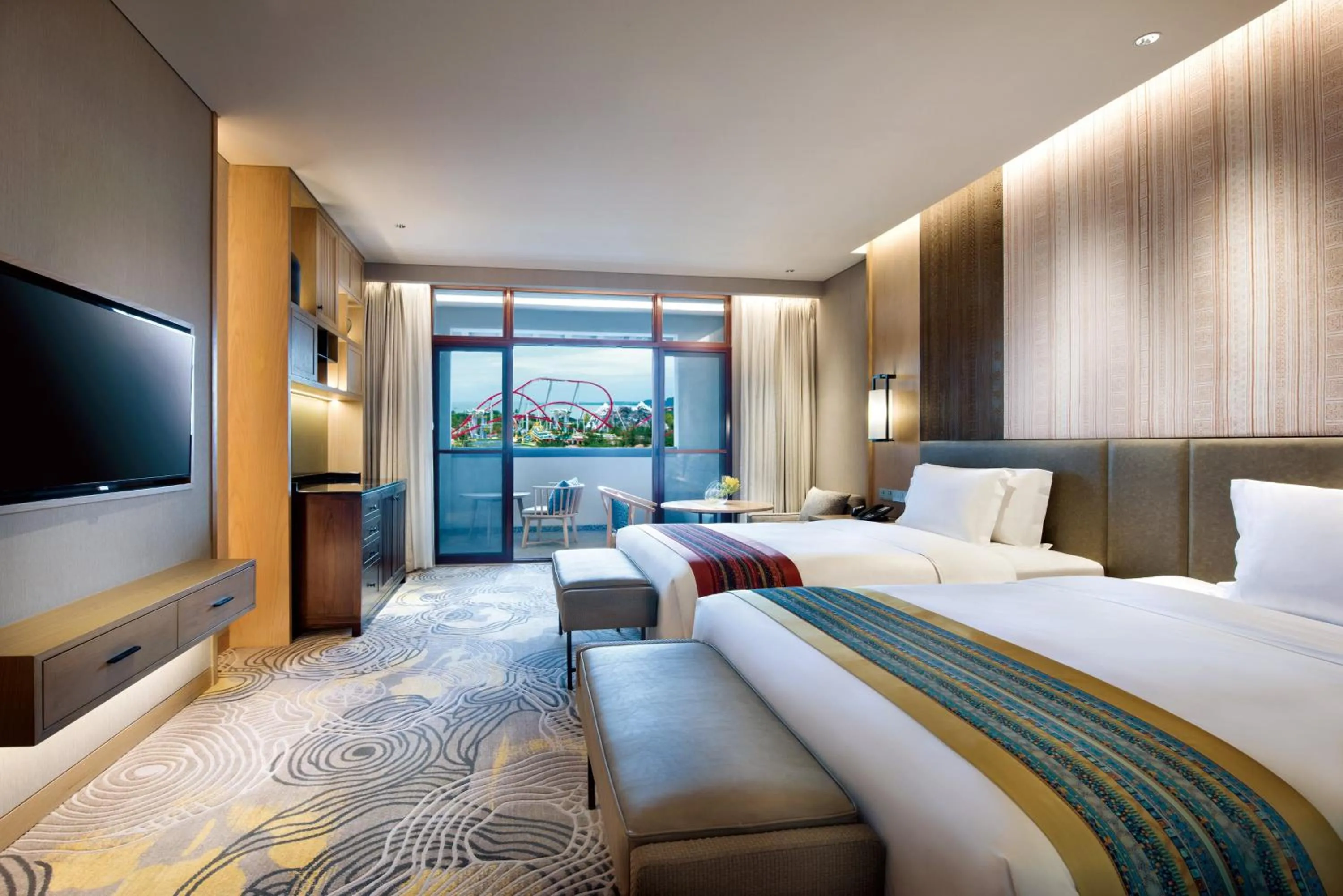 Photo of the whole room, Bed in Crowne Plaza - Kunming Ancient Dian Town by IHG