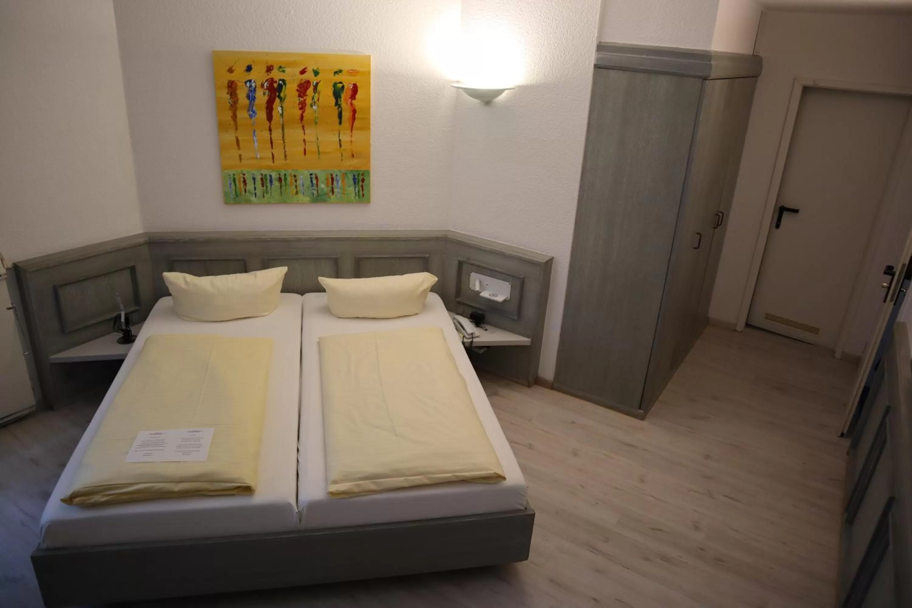 Property building, Bed in Avenue Hotel