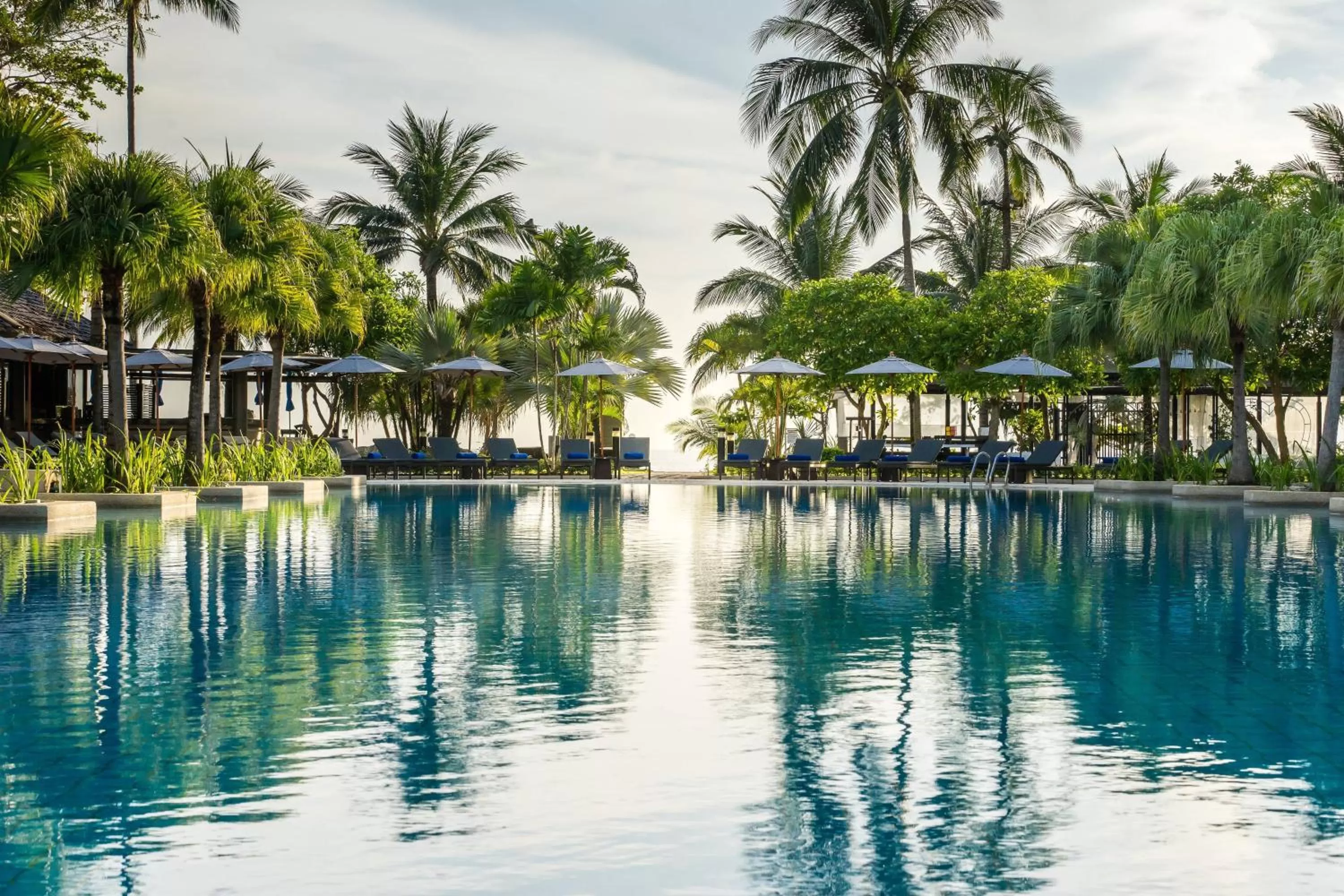 Swimming pool in Phuket Marriott Resort & Spa, Merlin Beach