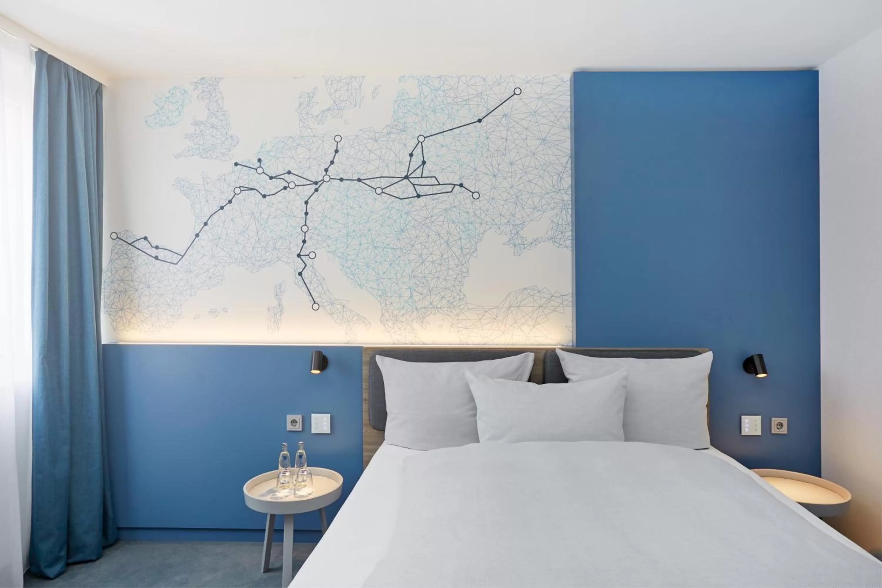 Photo of the whole room, Bed in H4 Hotel Leipzig