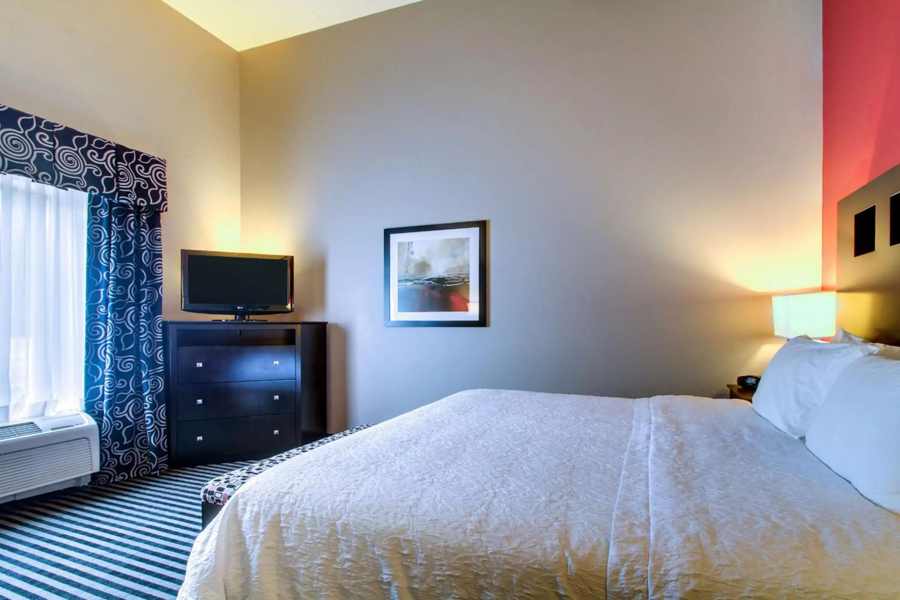 King Room - Non-Smoking in Hampton Inn Birmingham/Leeds King Room - Non-Smoking in Hampton Inn Birmingham/Leeds