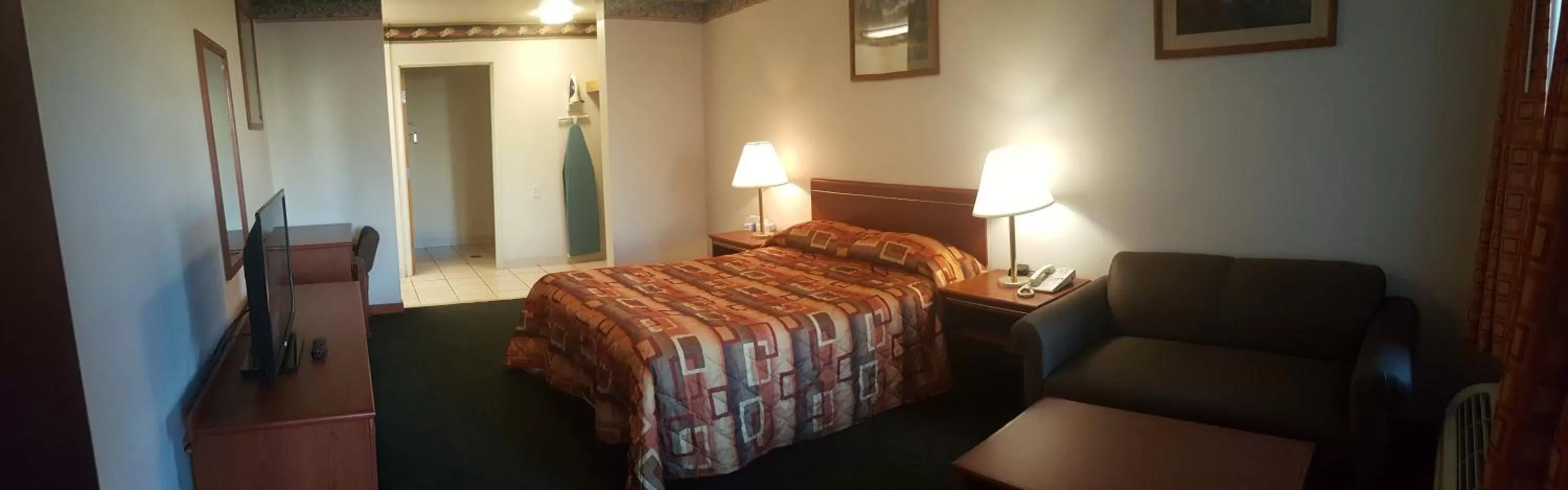 Bedroom, Bed in Express Inn & Suites Eugene