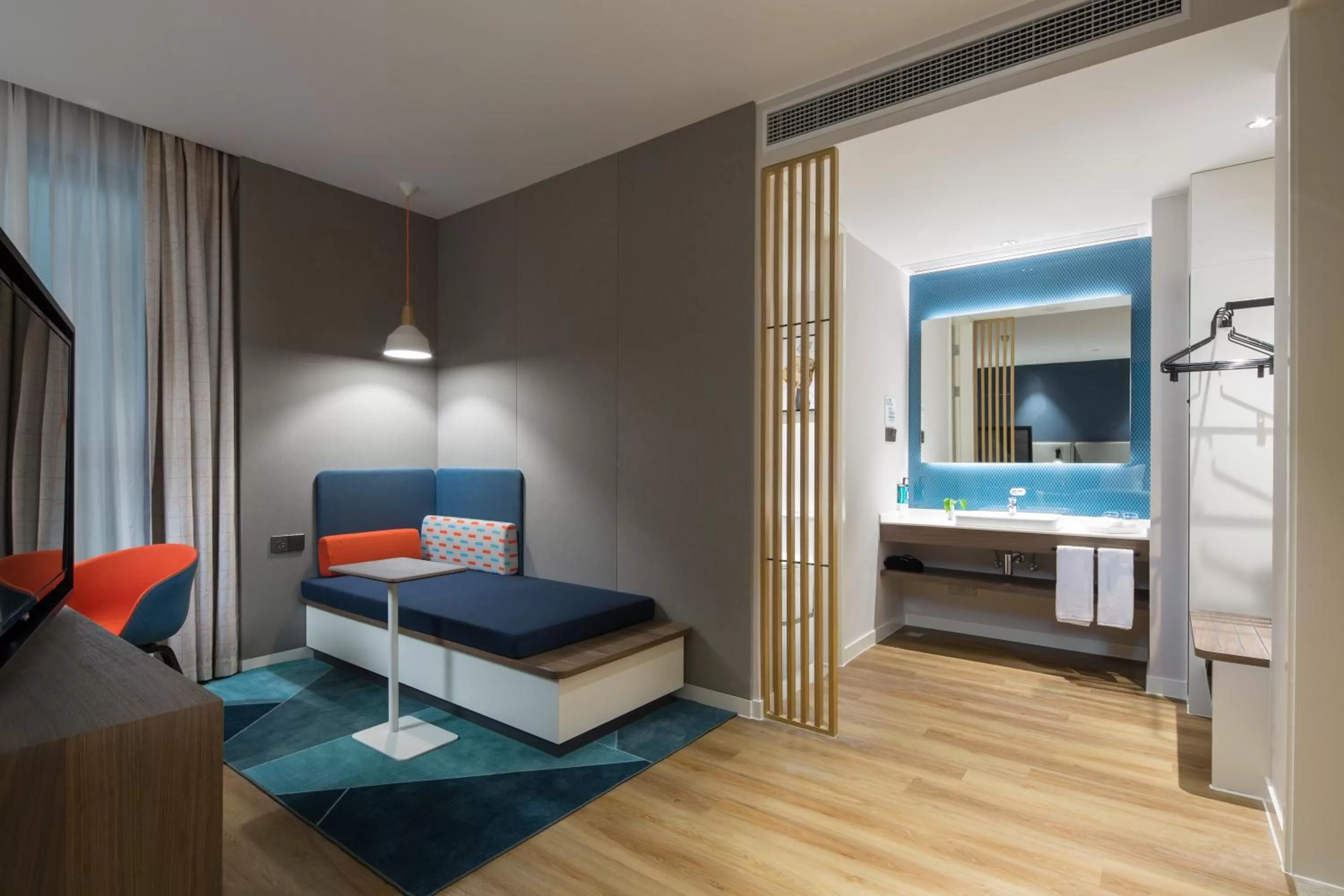 Bed in Holiday Inn Express Shanghai Kangqiao by IHG