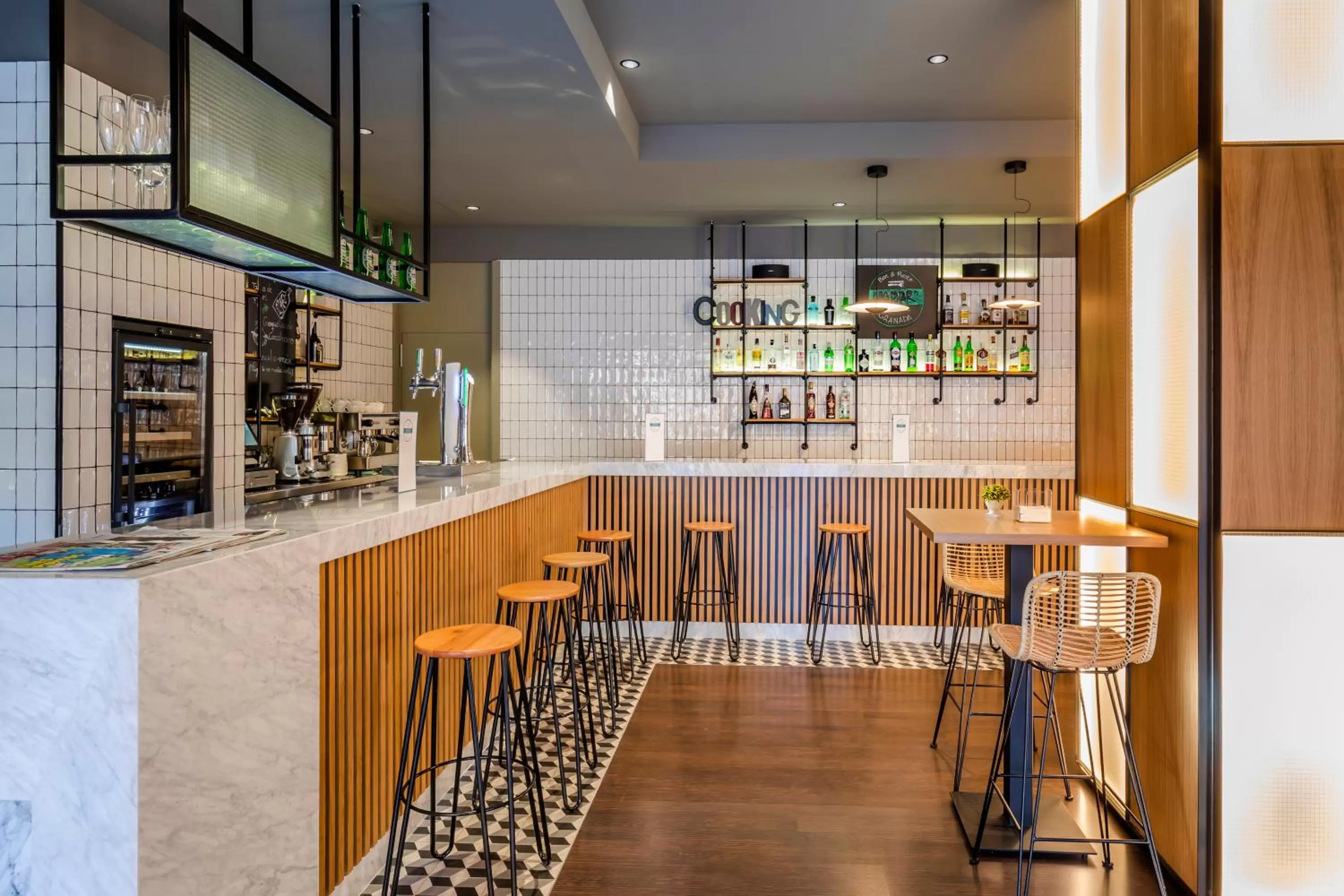 Restaurant/places to eat in Occidental Granada