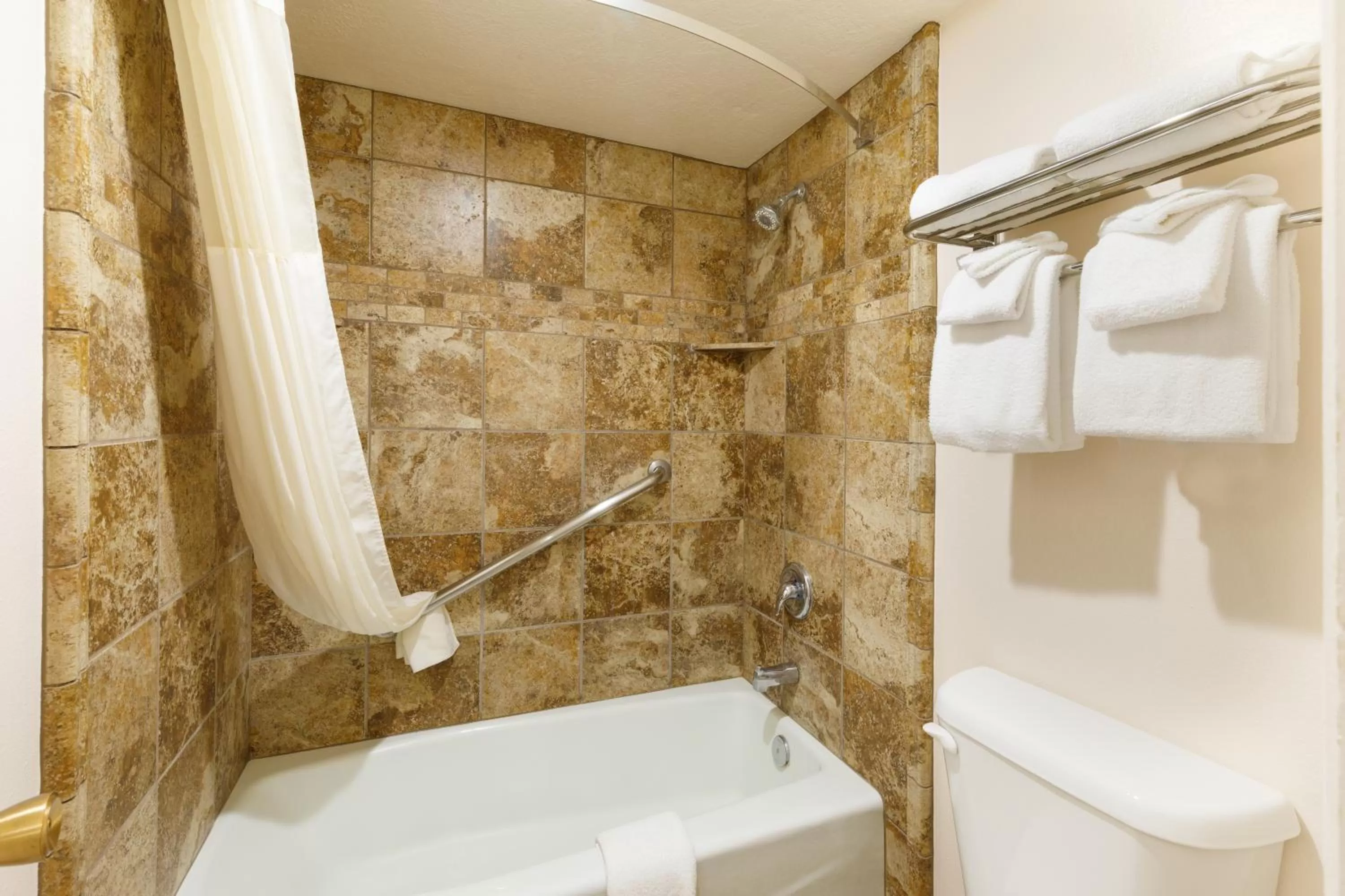 Shower in 49'er Inn & Suites