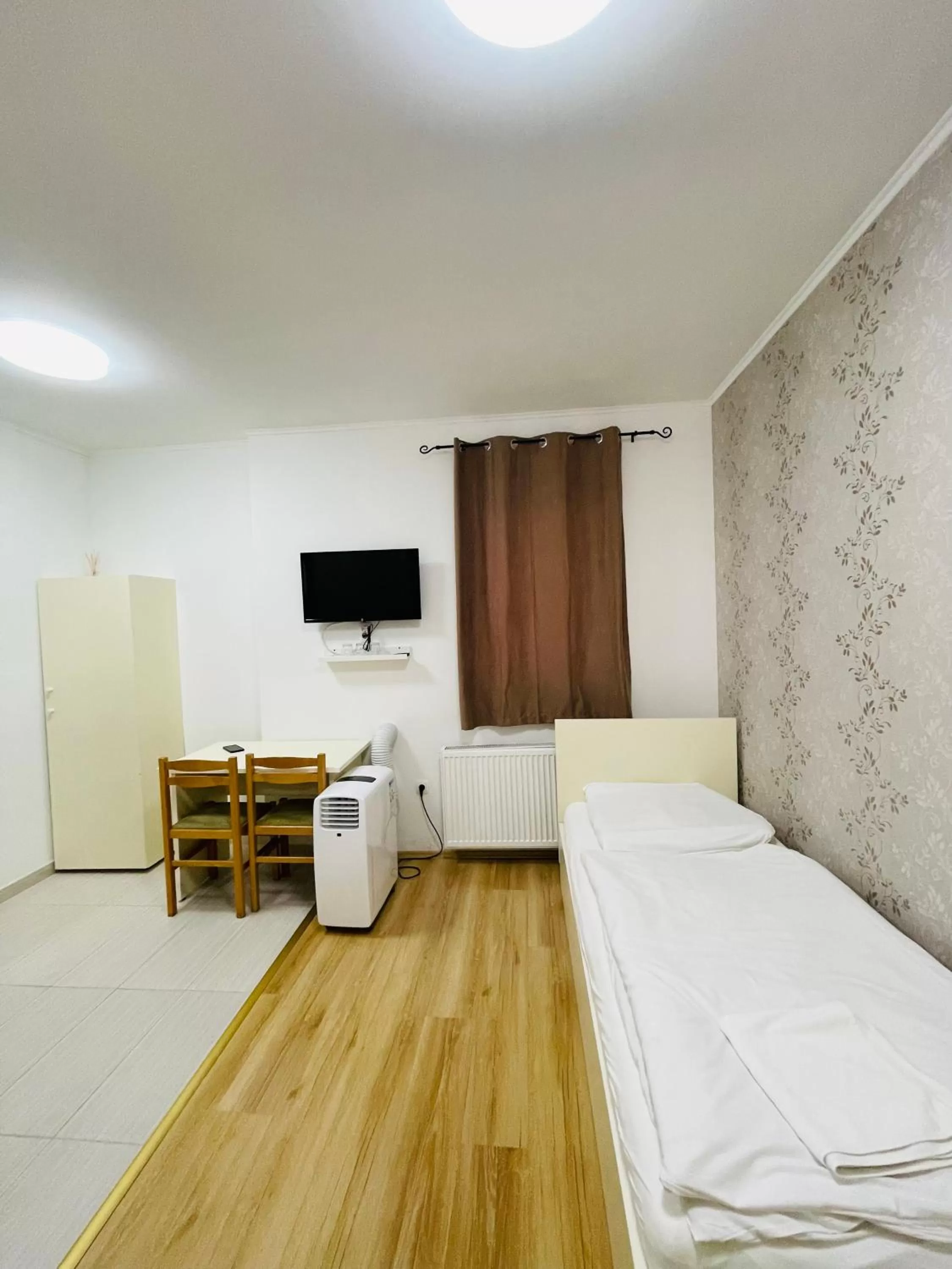 Bedroom, Bed in Easy Star Hotel