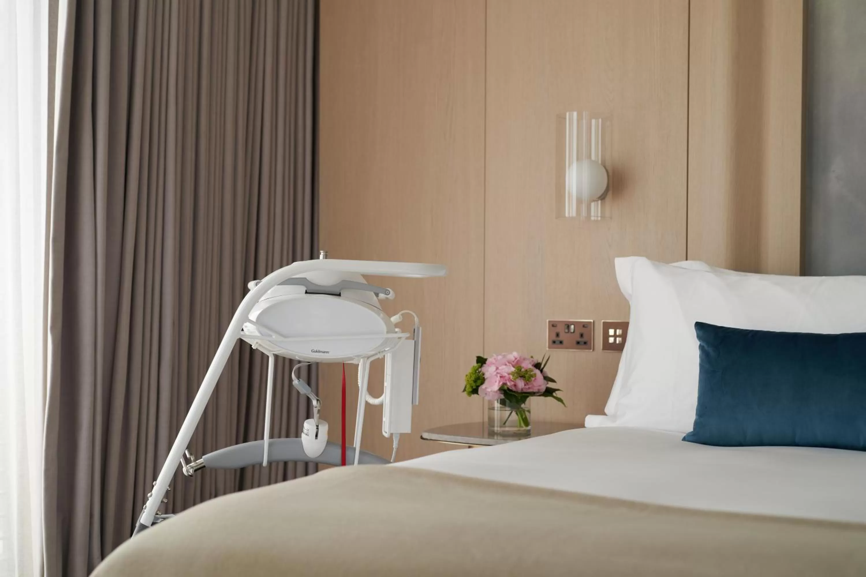 Bedroom, Bed in Pan Pacific London