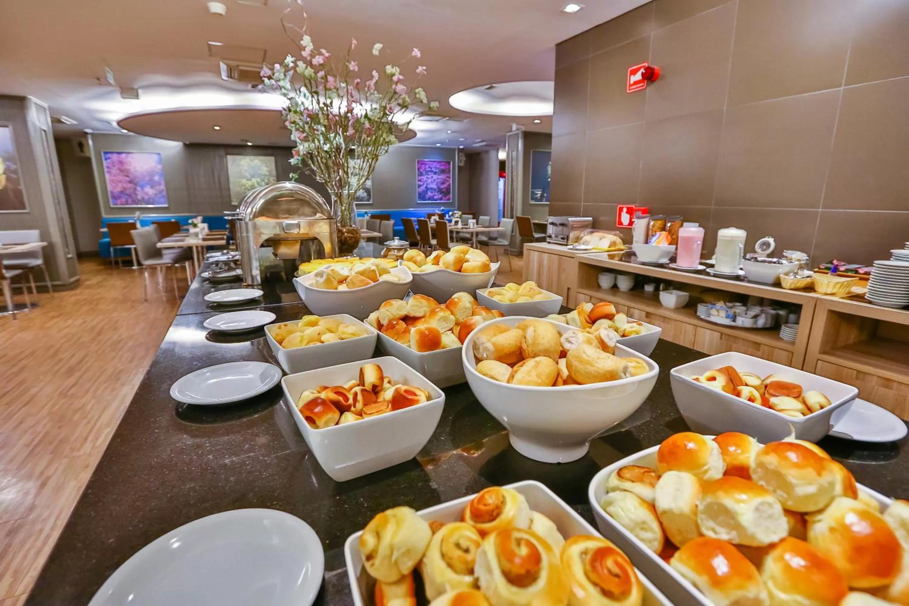 Restaurant/places to eat in St Paul Plaza Hotel