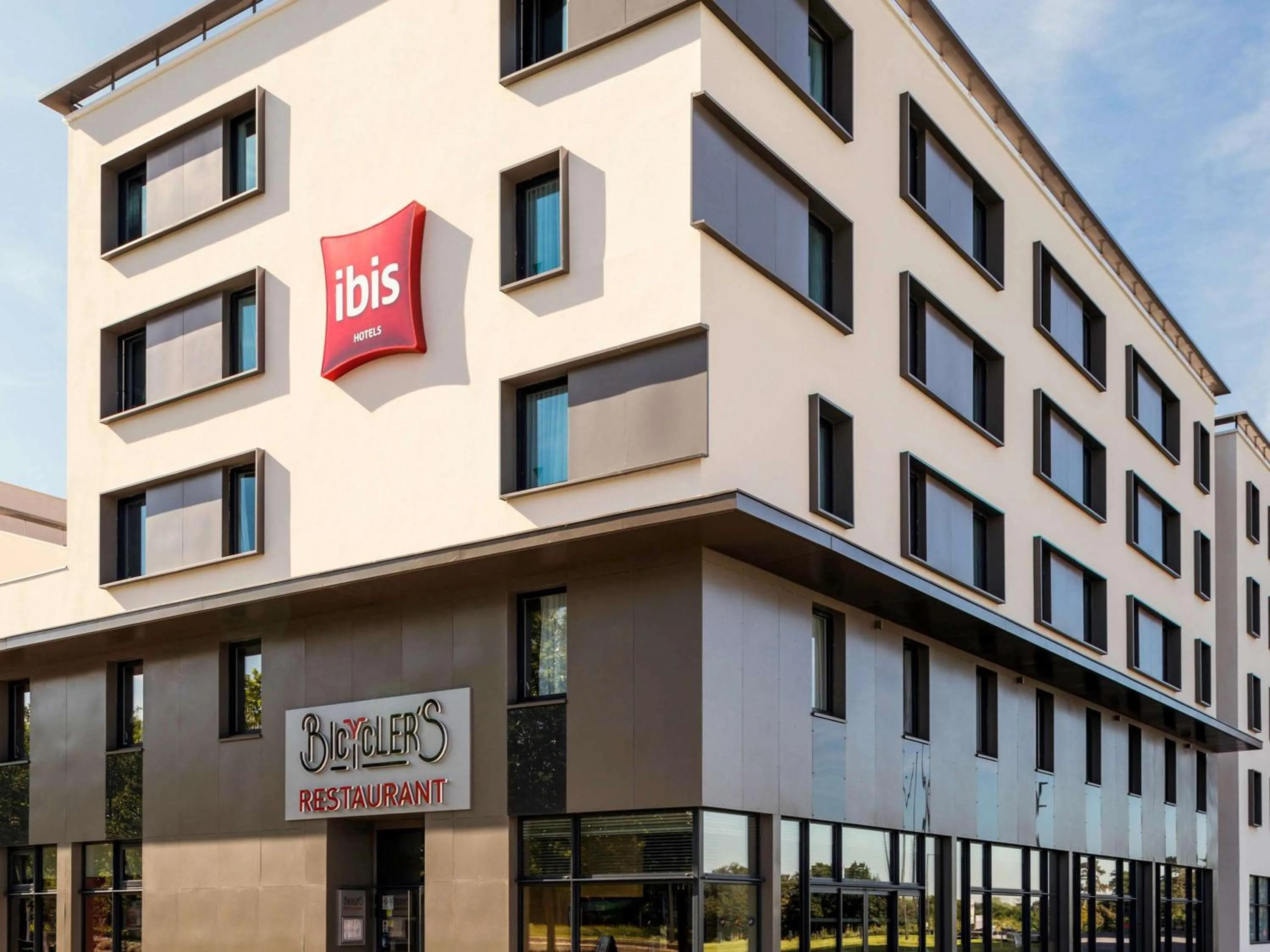 Property building in ibis Saint Quentin en Yvelines - Vélodrome