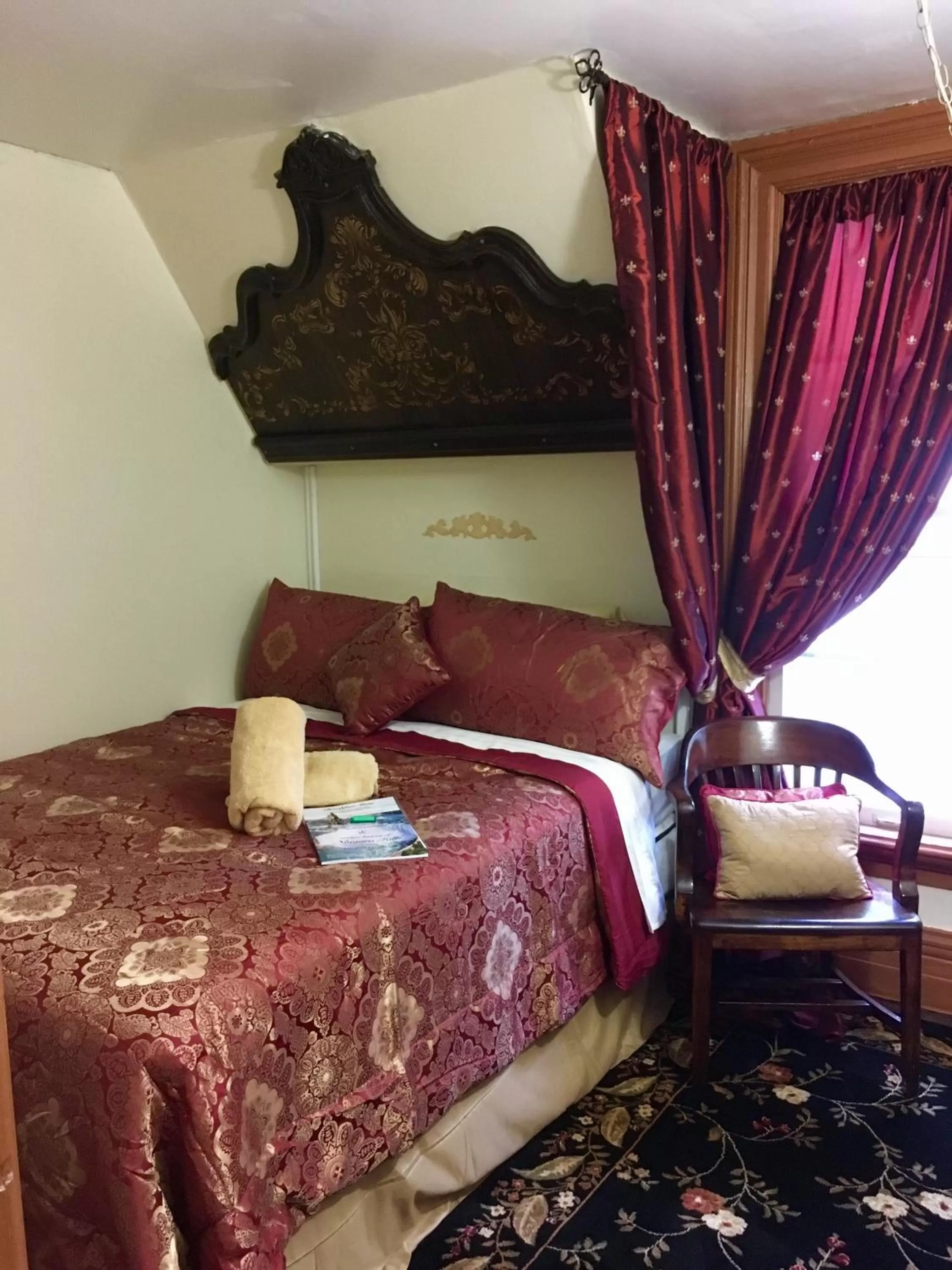 Bed in Aaron House of Niagara Falls