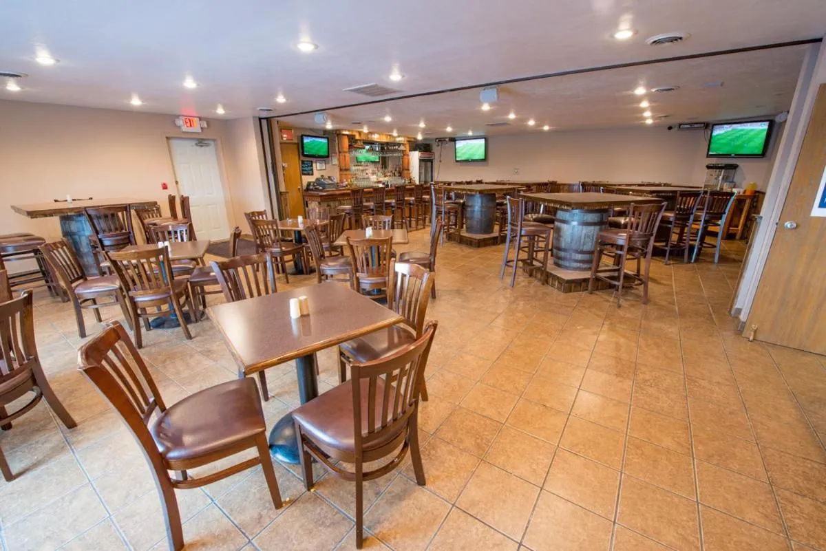 Lounge or bar in Boarders Inn & Suites by Cobblestone Hotels - Munising