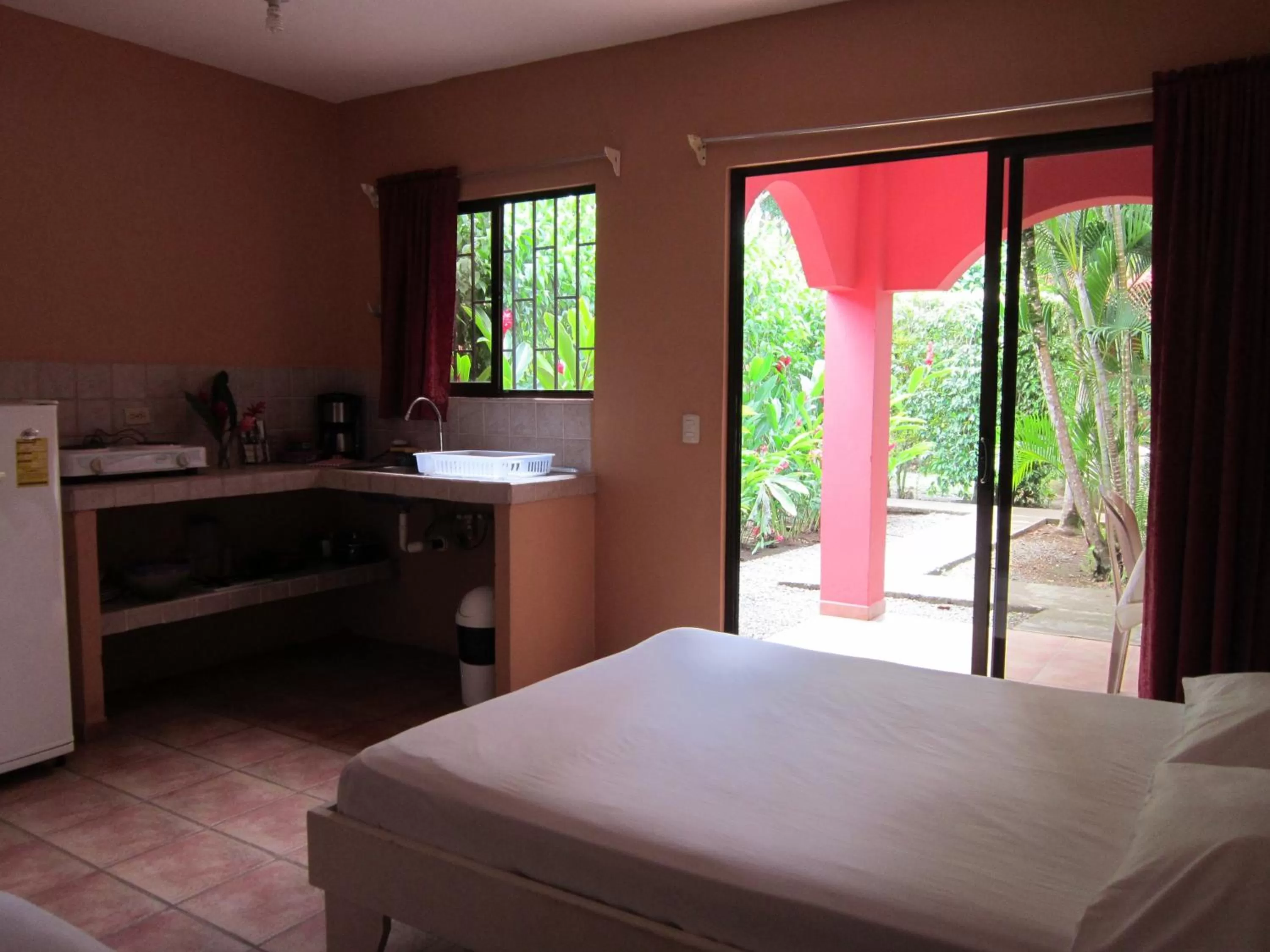 Kitchen or kitchenette, Bed in Hotel El Paraiso Escondido - Costa Rica
