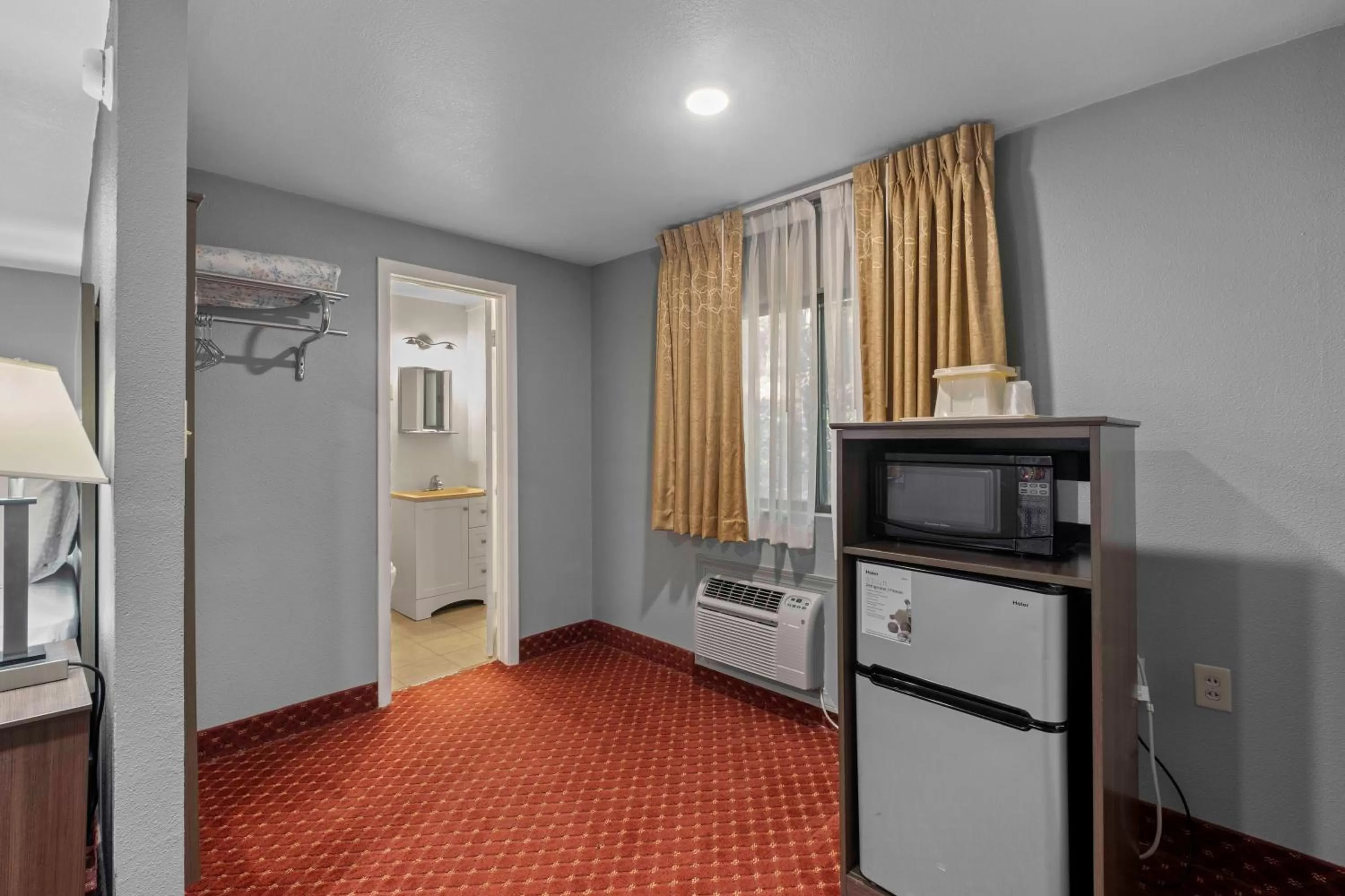 minibar in Budget Lodge