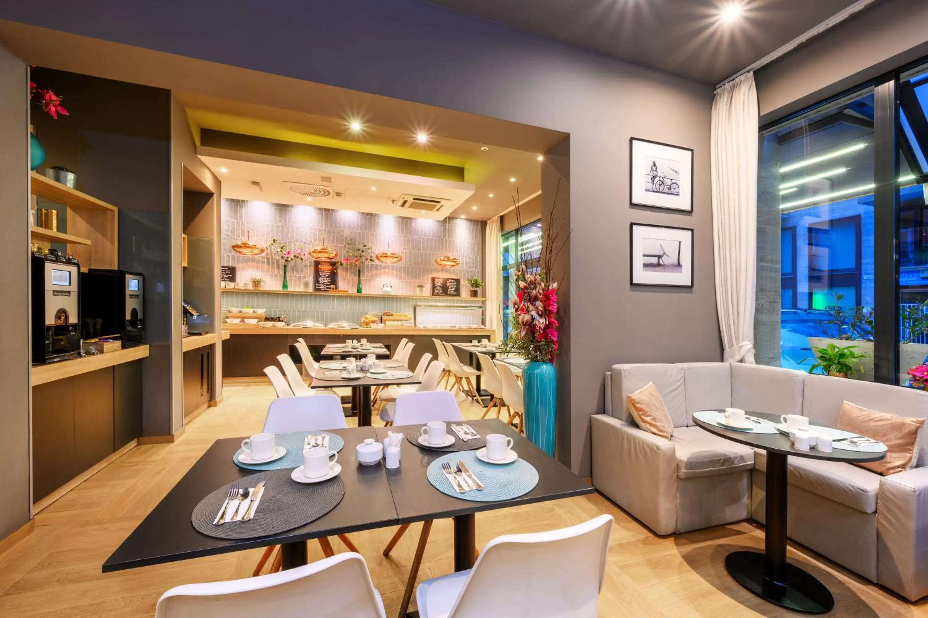 Restaurant/places to eat in Roombach Hotel Budapest Center