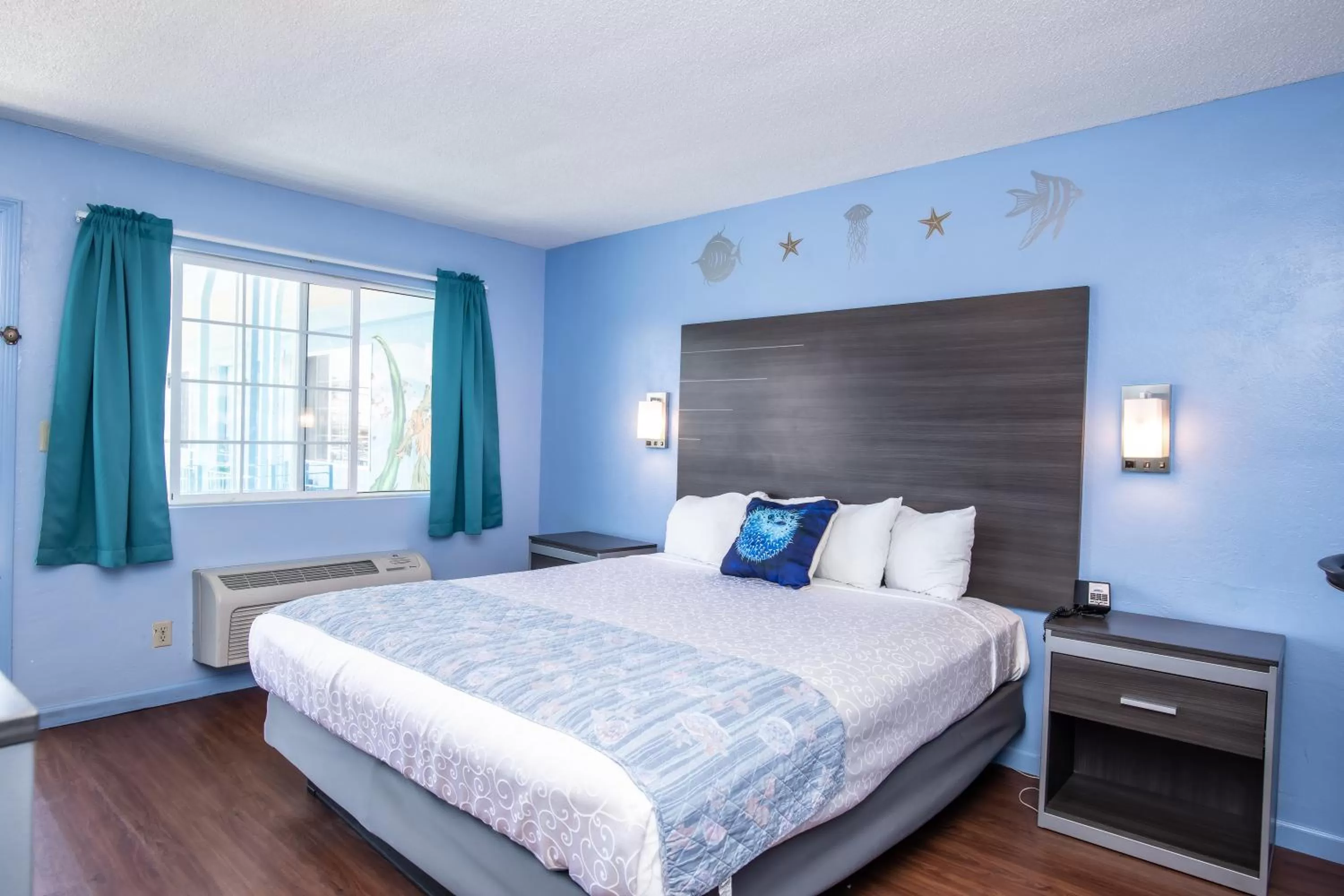 Bed in Aqua Breeze Inn