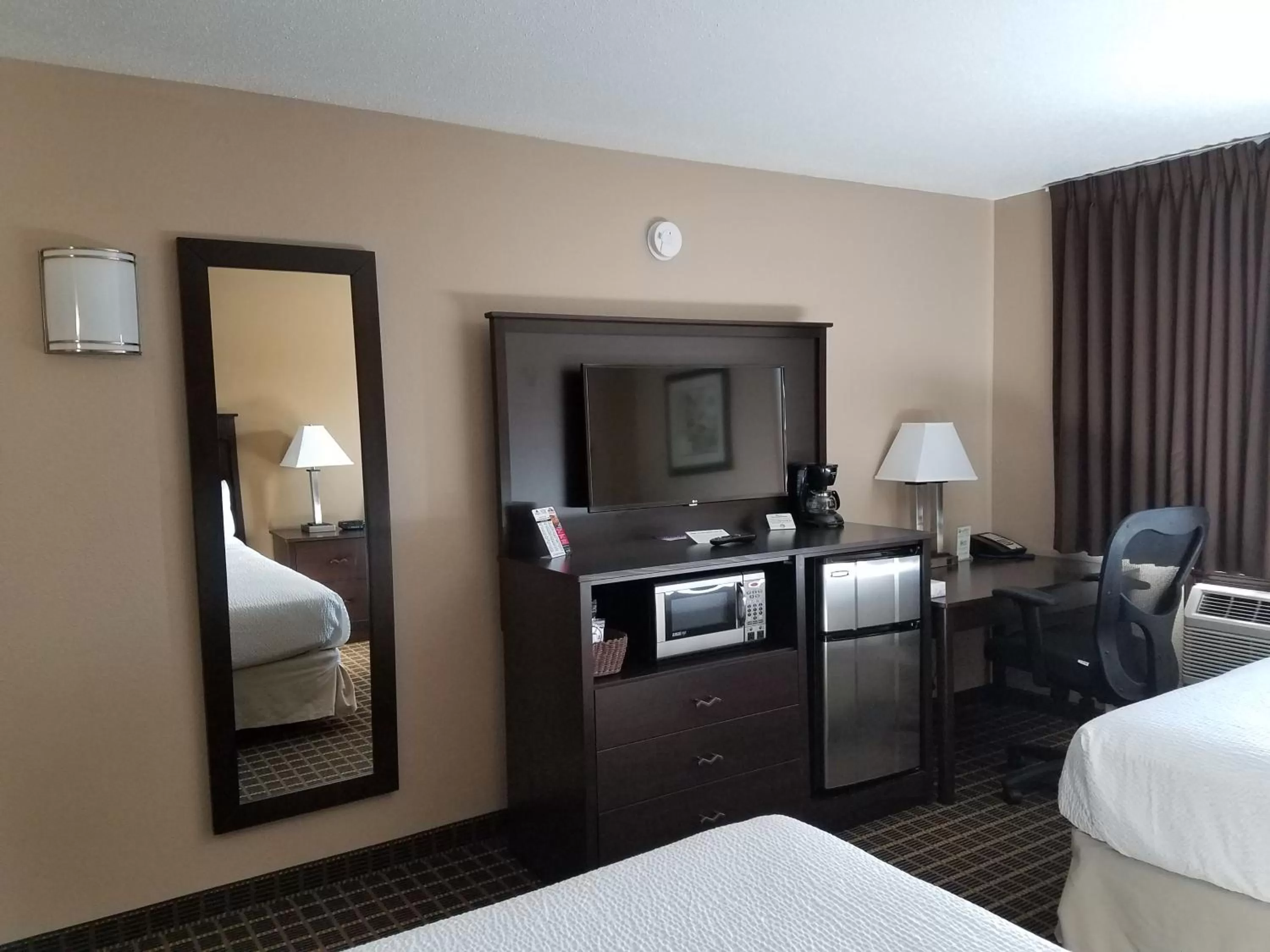 TV and multimedia, Bed in Americas Best Value Inn and Suites Bismarck