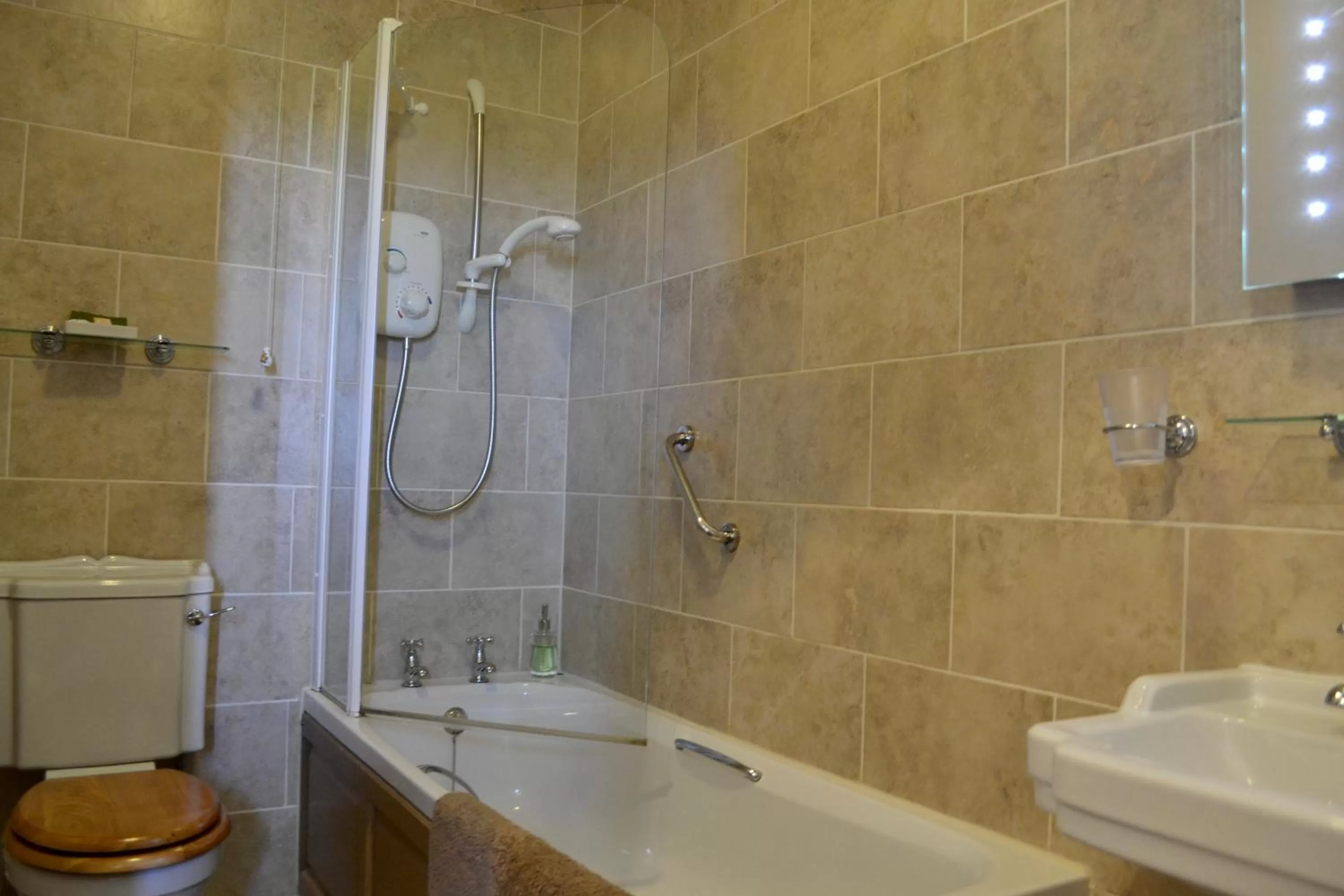 Toilet in Broome Park Farm B&B