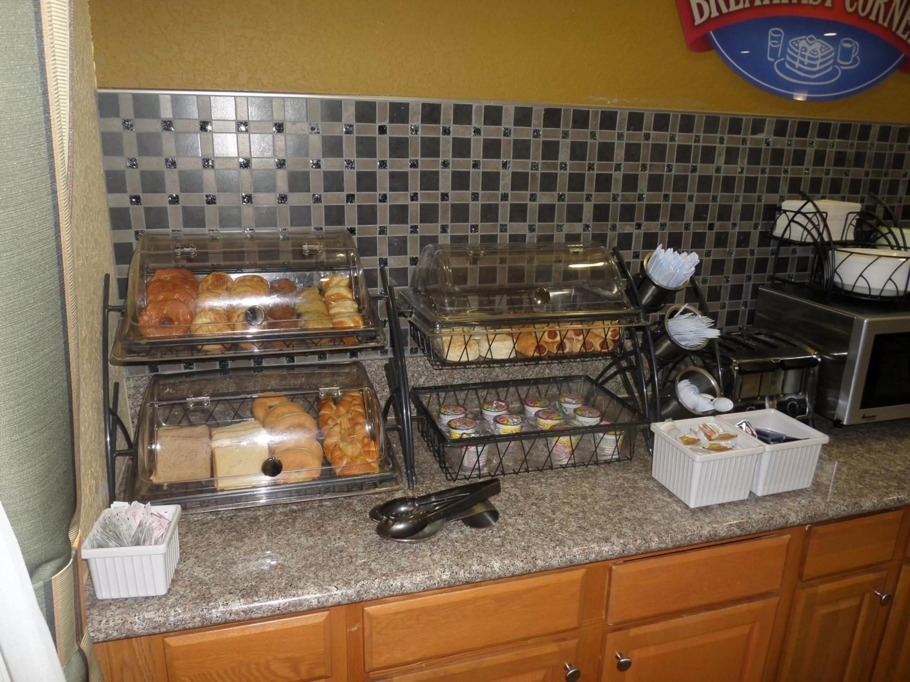 Food and drinks in Baymont by Wyndham Pearsall