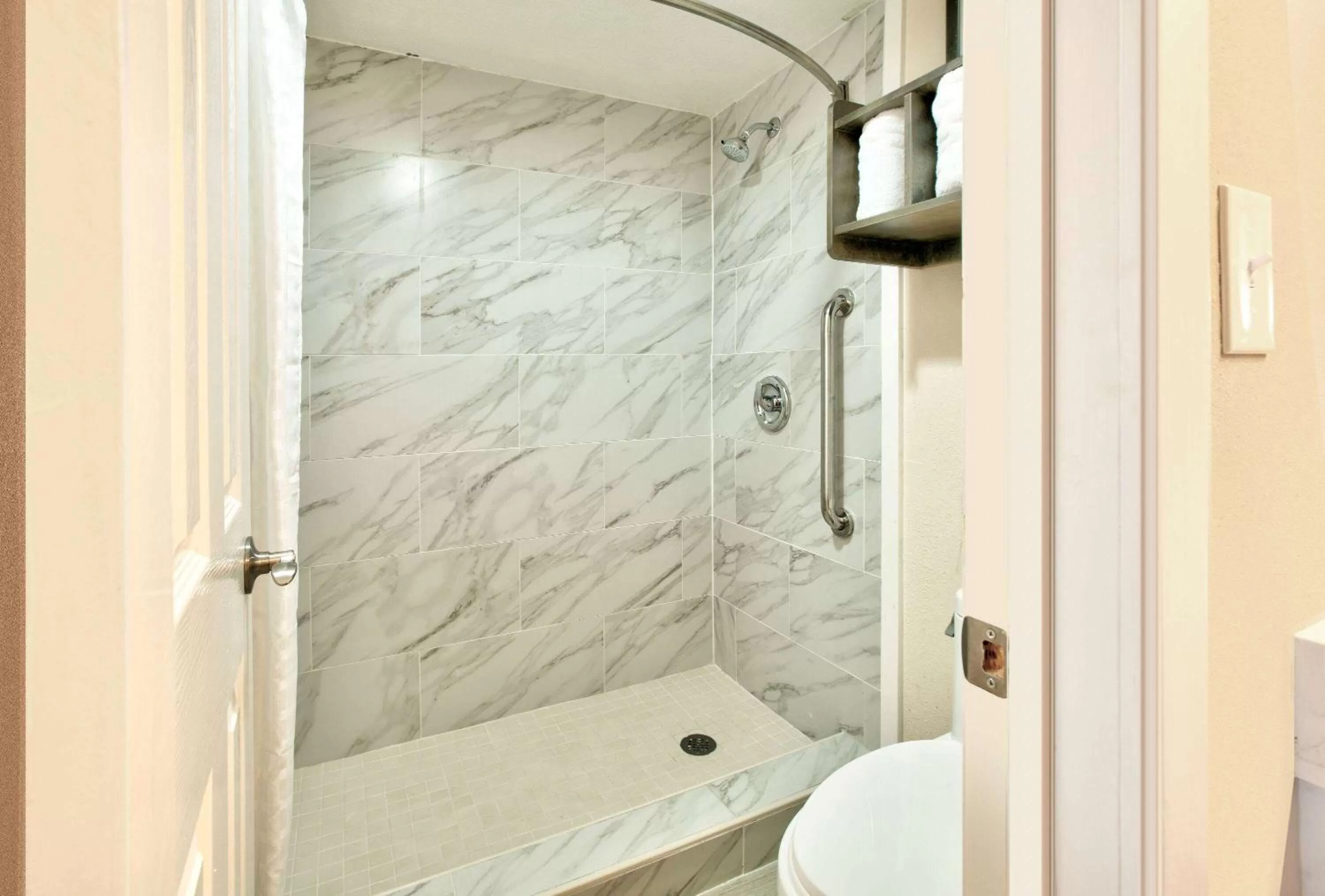 Shower in Super 8 by Wyndham Victoria - South - Hwy 59