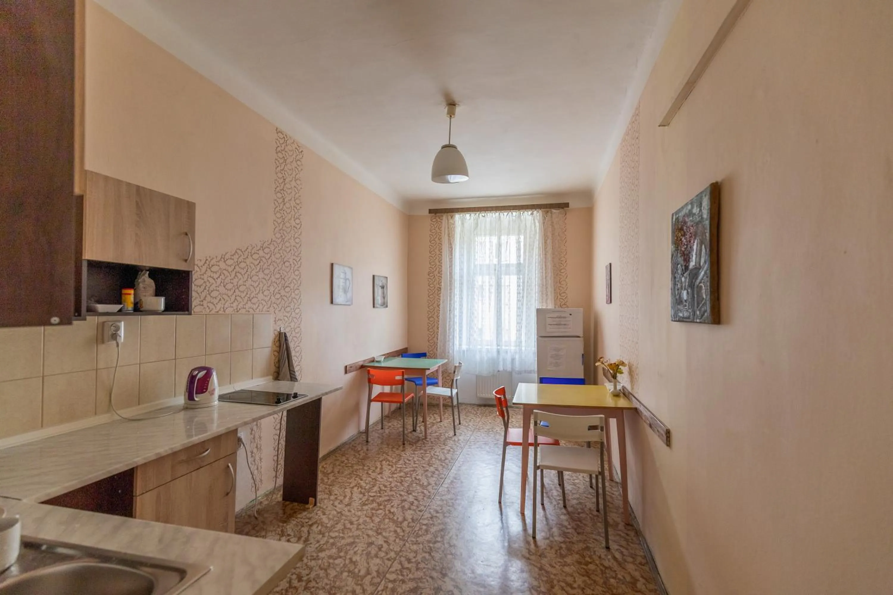 Communal kitchen in Hostel Dakura