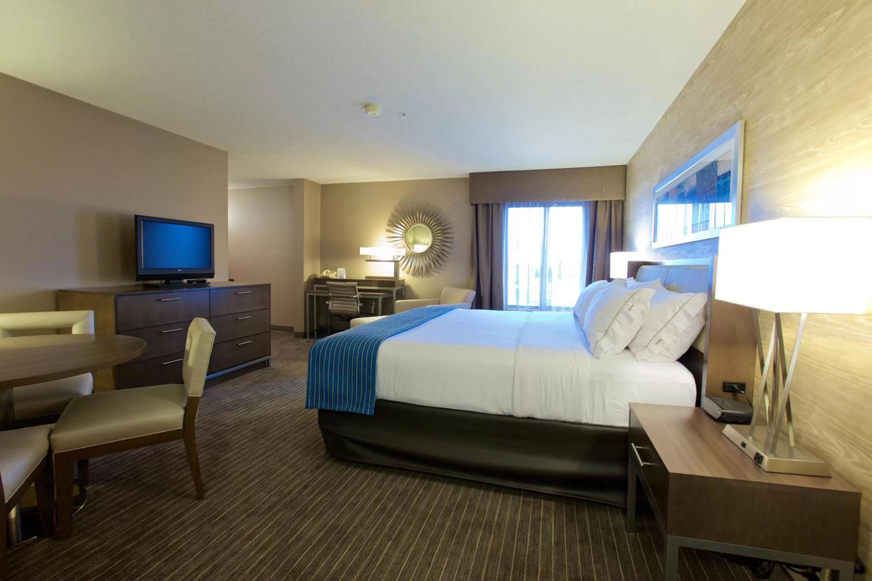 Photo of the whole room, Bed in Holiday Inn Express Fargo - West Acres by IHG