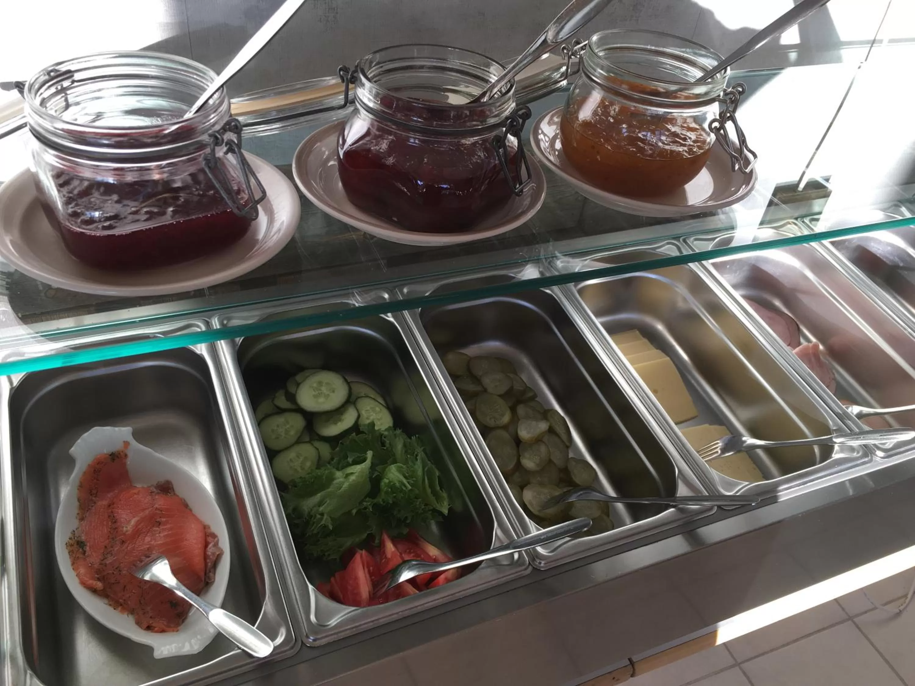 Buffet breakfast in Hotel Yöpuu