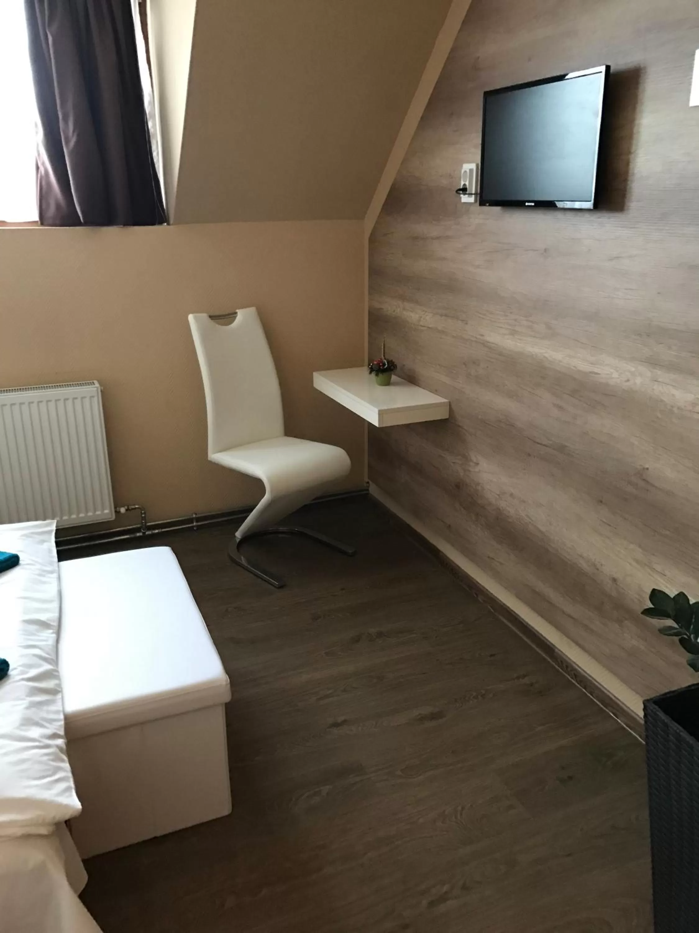 Seating area, TV/Entertainment Center in Abszolút Hotel és Panzió