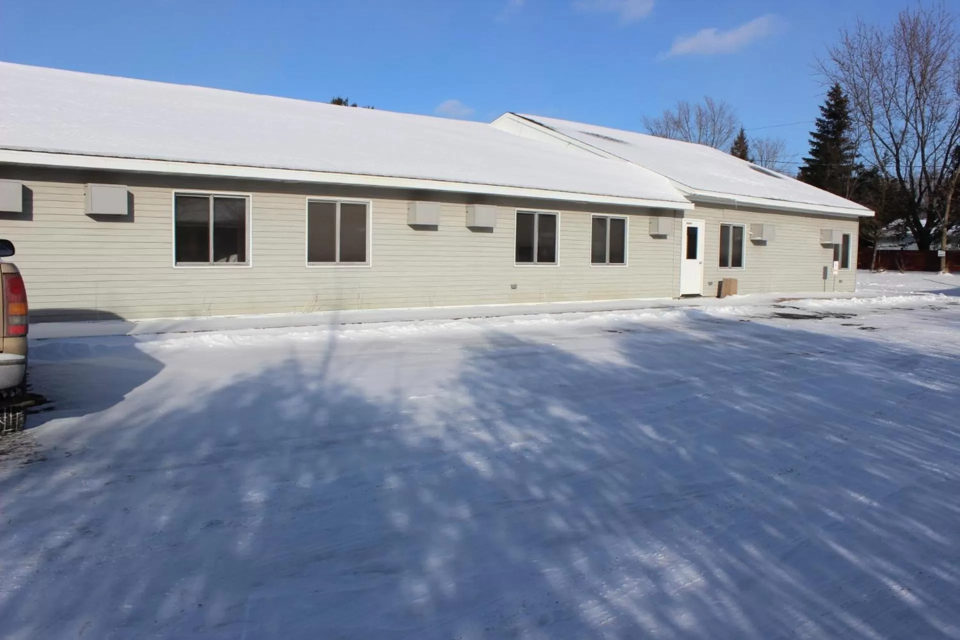 Property building in Woodland Inn & Suites