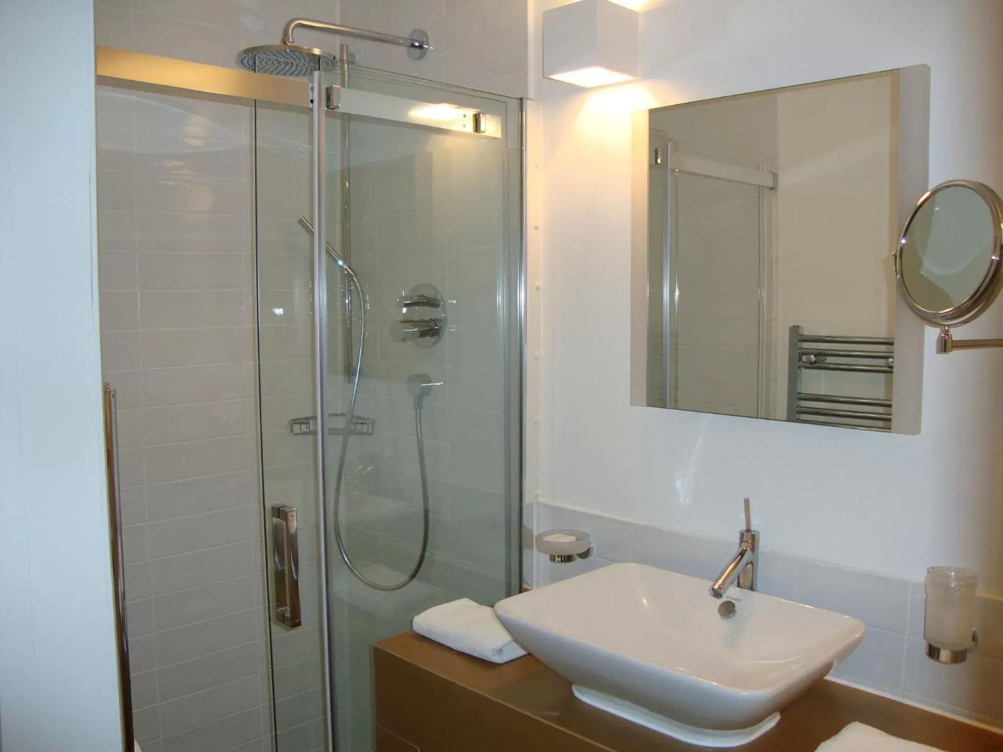 Double Room with Four Poster Bed in Coulsdon Manor Hotel and Golf Club Double Room with Four Poster Bed in Coulsdon Manor Hotel and Golf Club