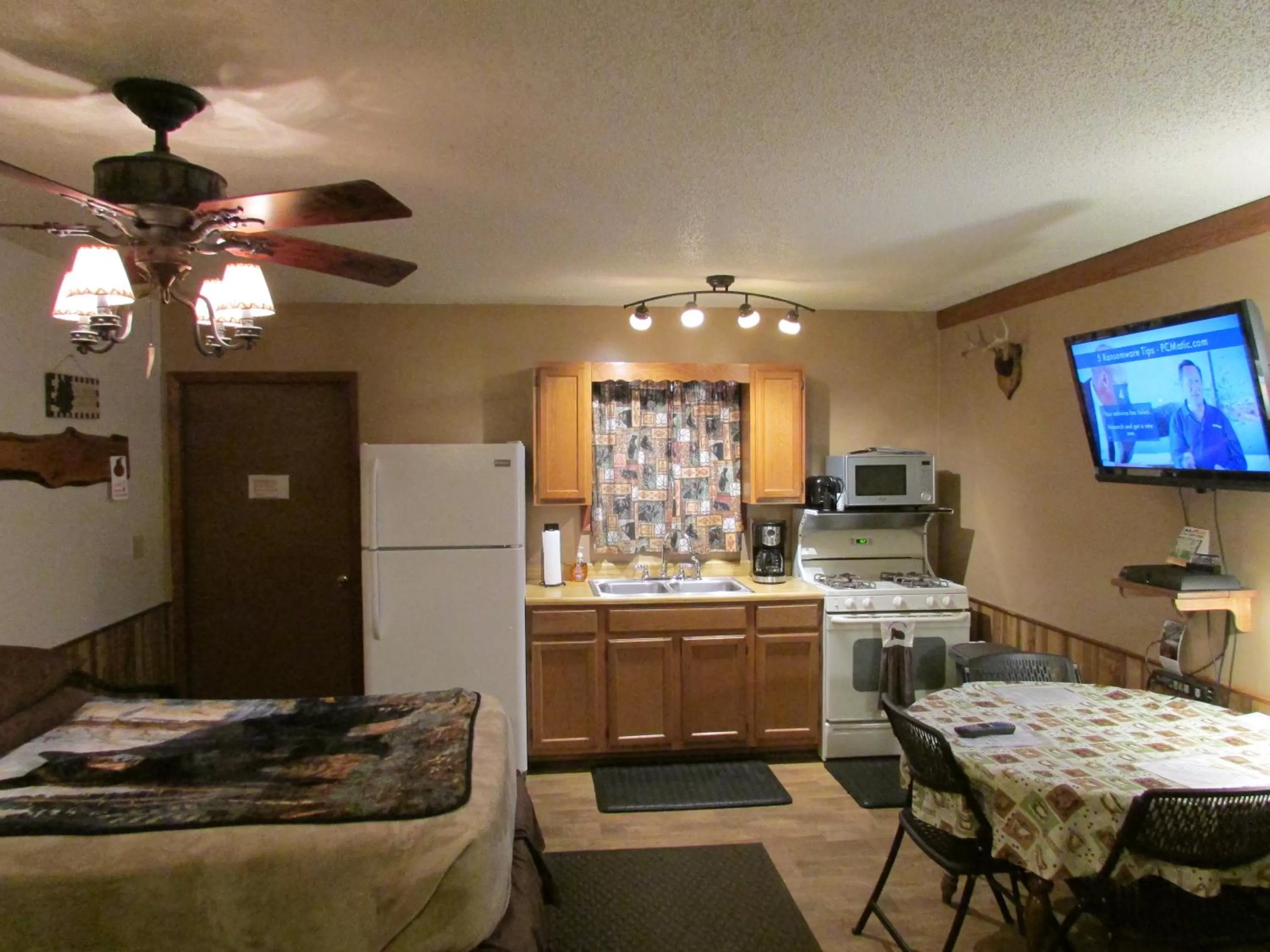 Dining Area in Best Bear Lodge