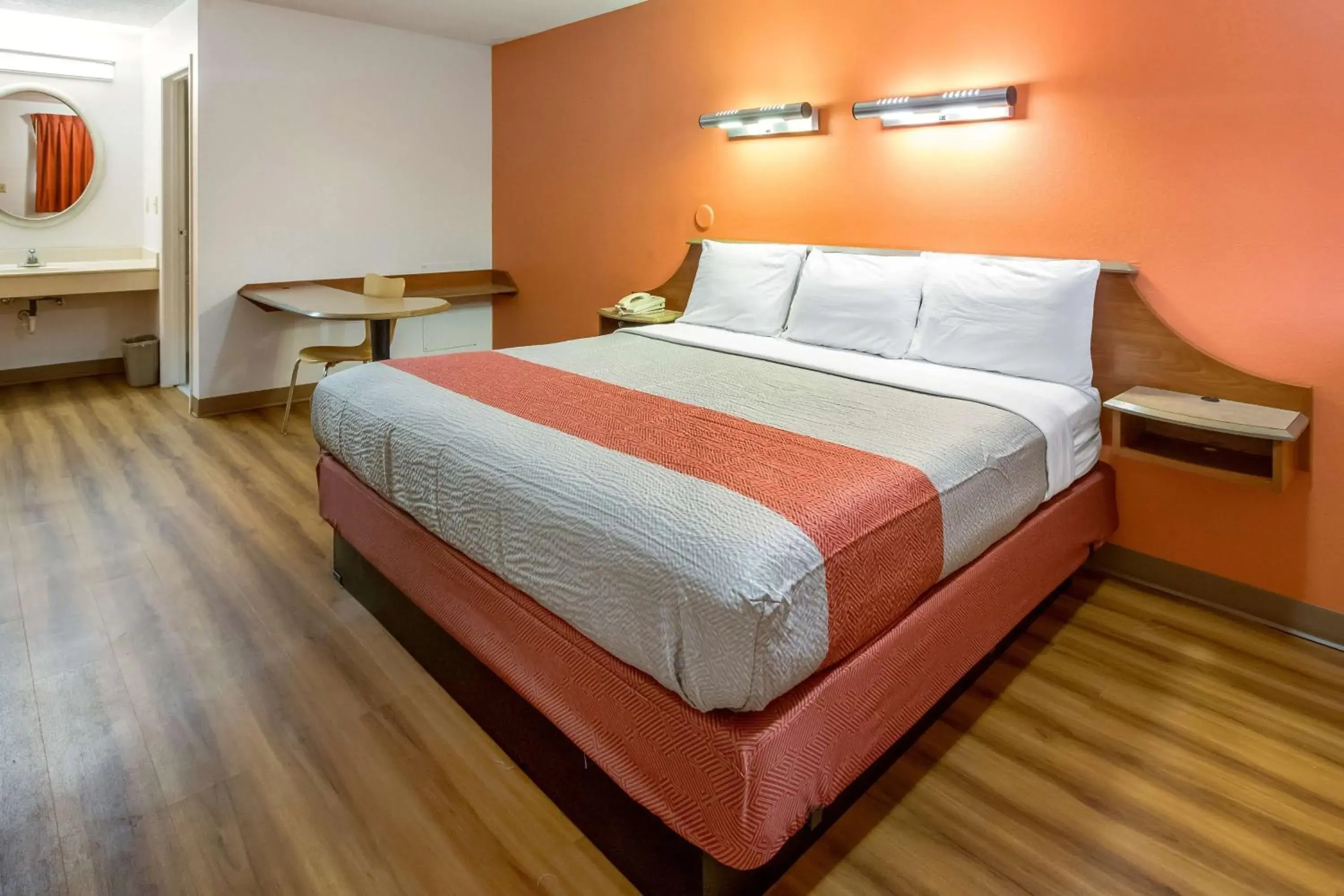 King Room with Spa Bath - Smoking in Motel 6-Dayton, OH - Englewood King Room with Spa Bath - Smoking in Motel 6-Dayton, OH - Englewood