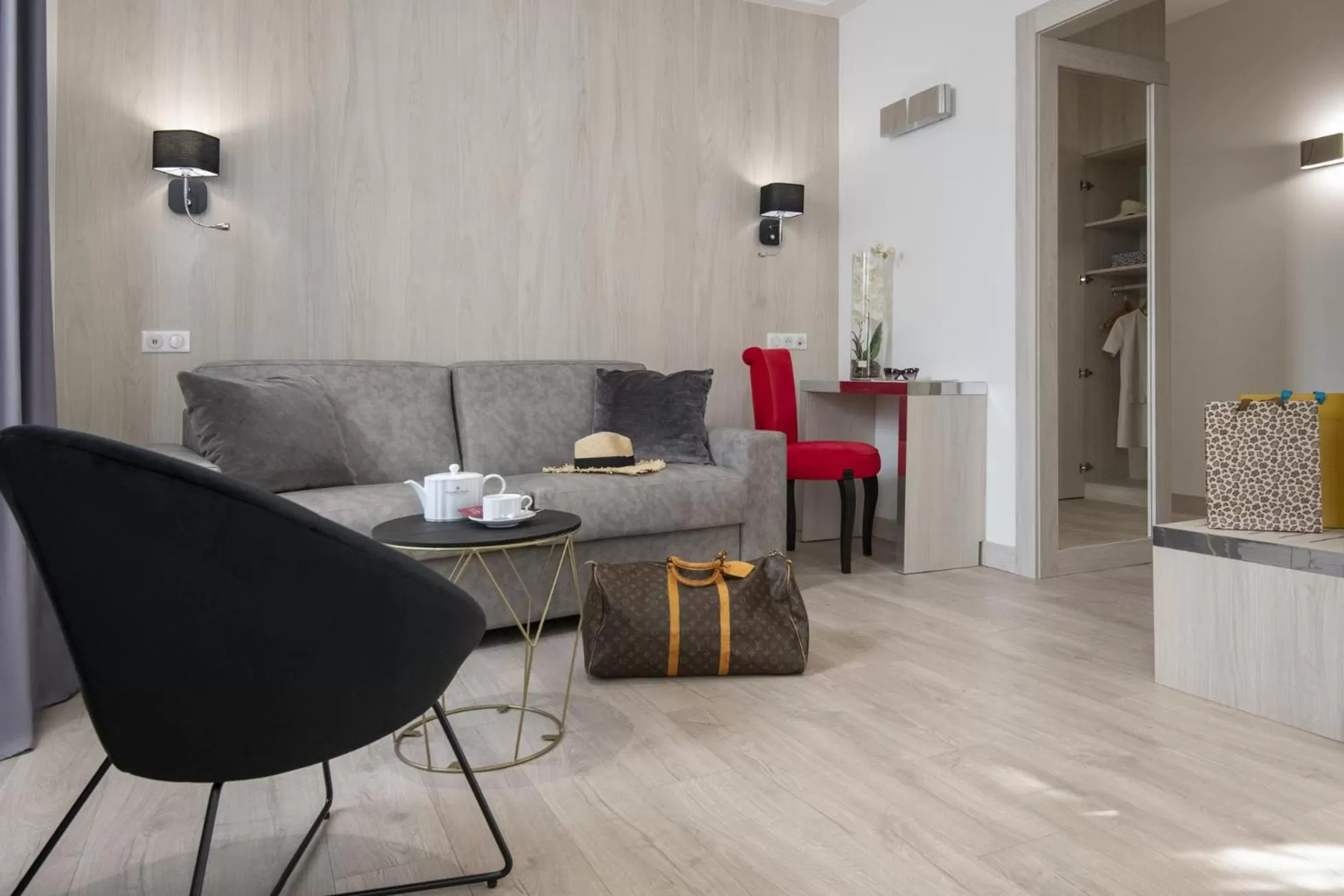 Seating area in GOLDEN TULIP CANNES HOTEL de PARIS