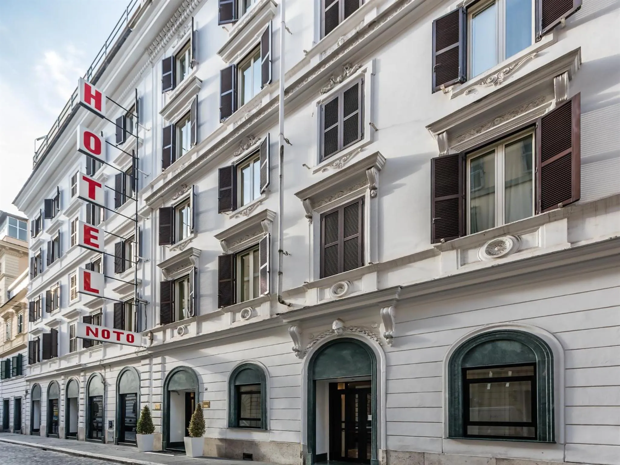 Facade/entrance in Raeli Hotel Noto
