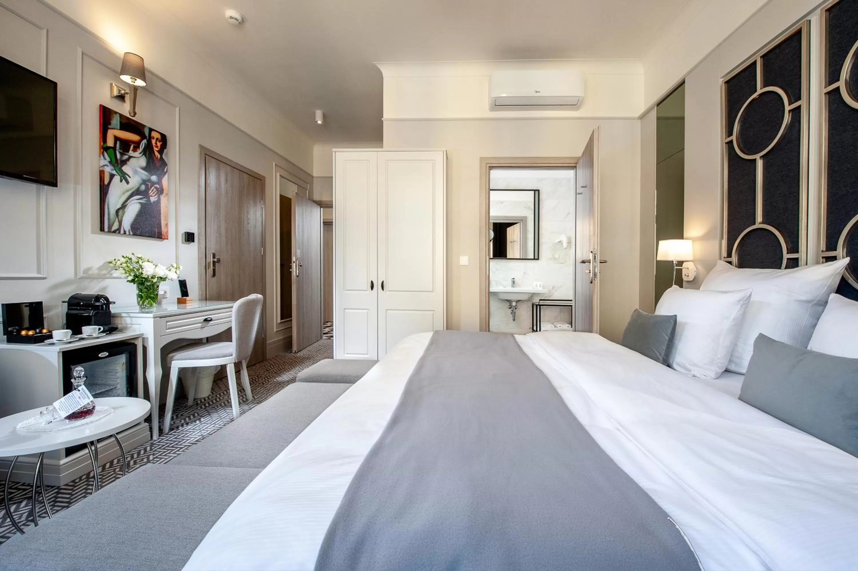 Bed in Amber Design Residence