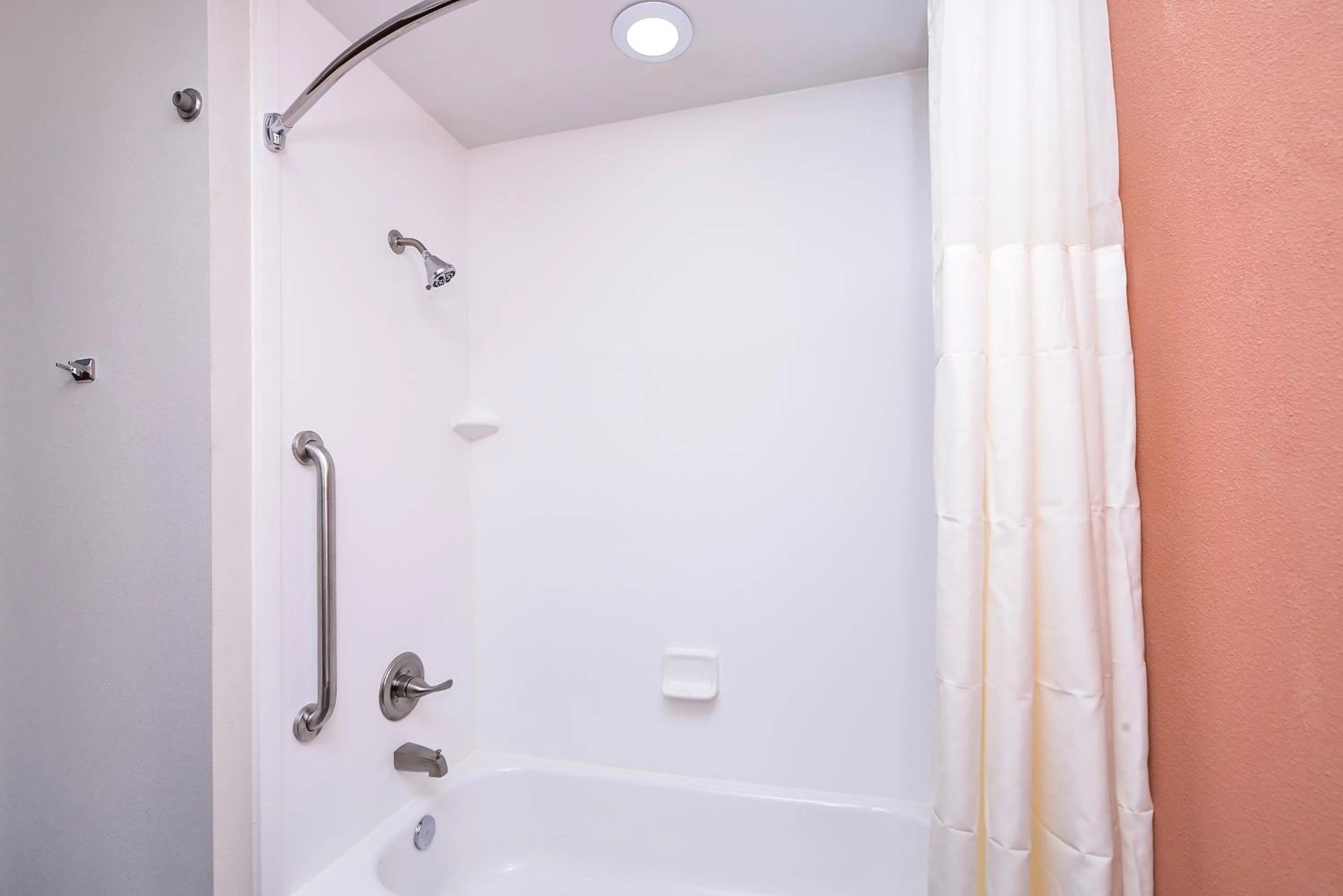 Bath in Sleep Inn & Suites Austin – Tech Center