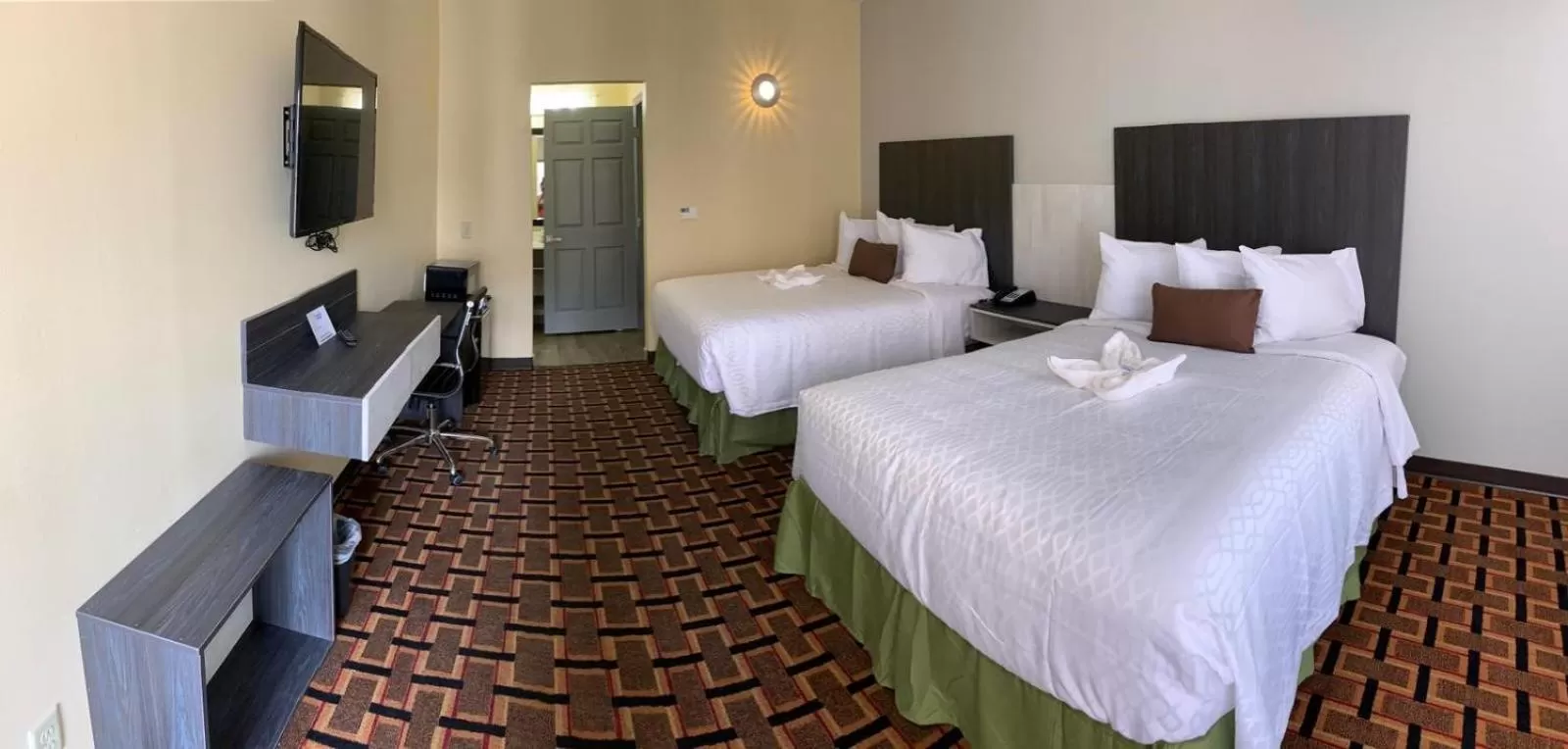 Bed in HomeStay Inn & Suites Edinburg