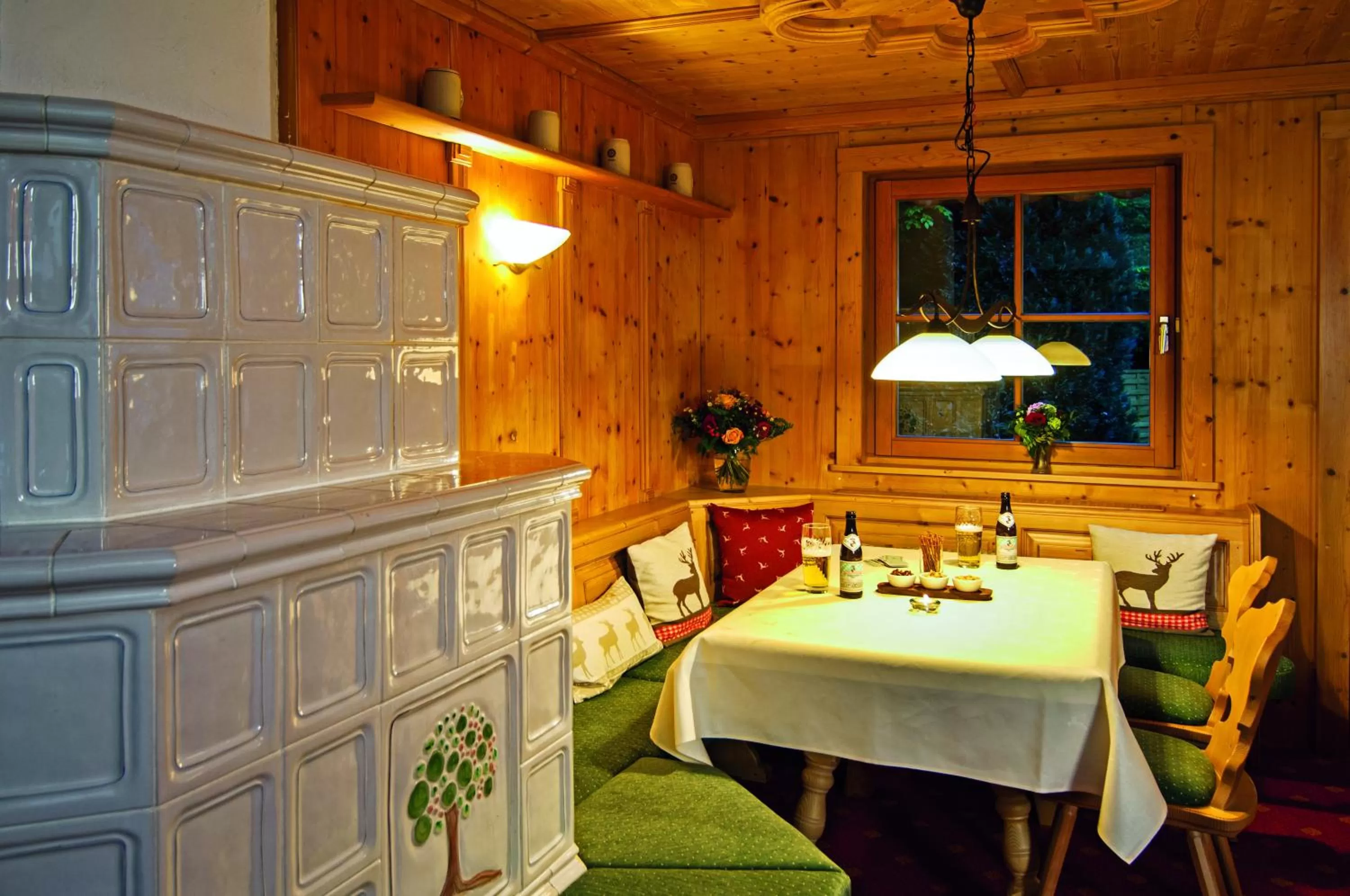 Communal lounge/ TV room in Hotel Alpenhof - ruhige Wohlfühloase zwischen München, dem Fünf-Seenland und den Bergen, in S-Bahnnähe