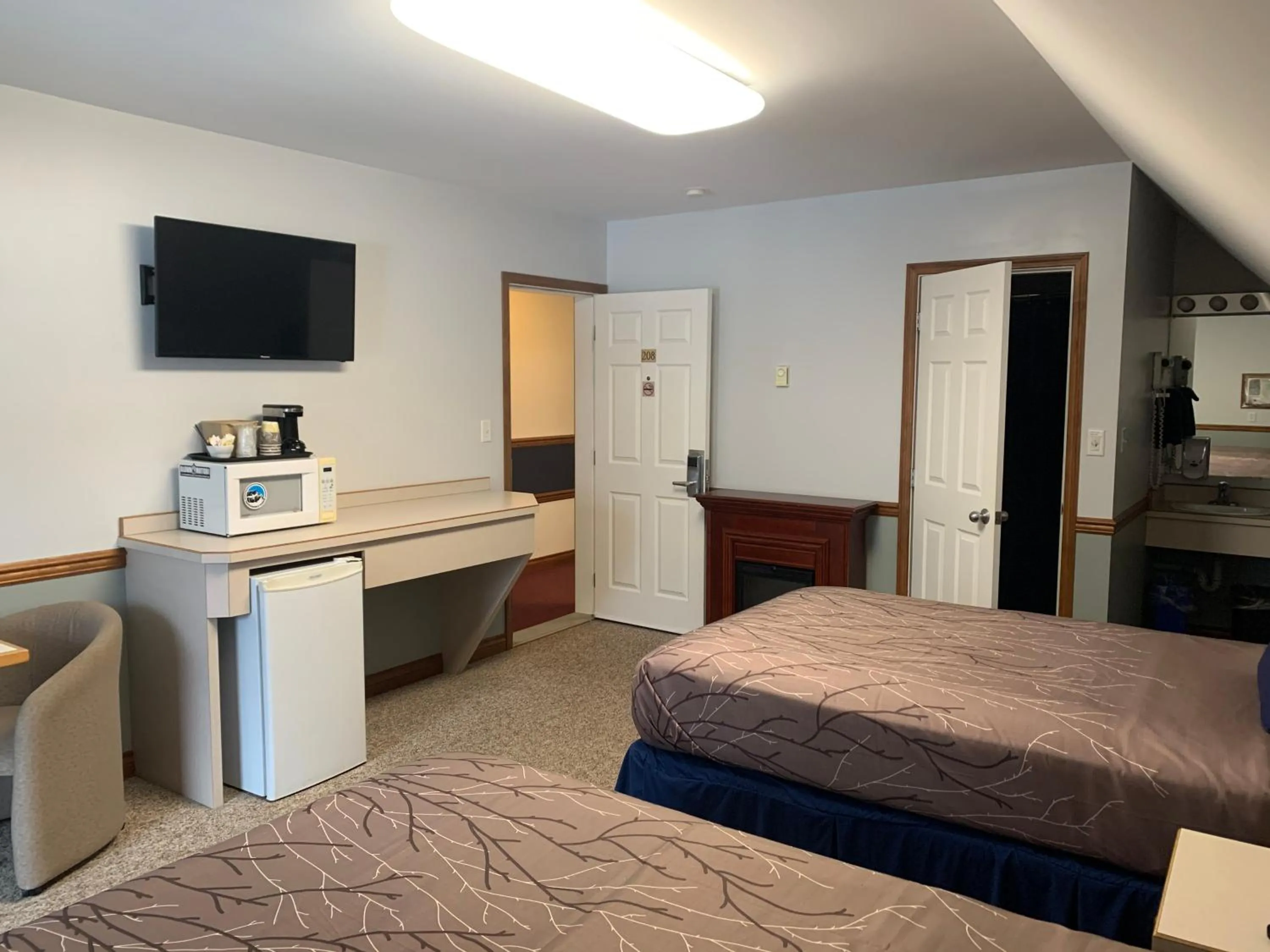 Photo of the whole room, Bed in Peaks Lodge