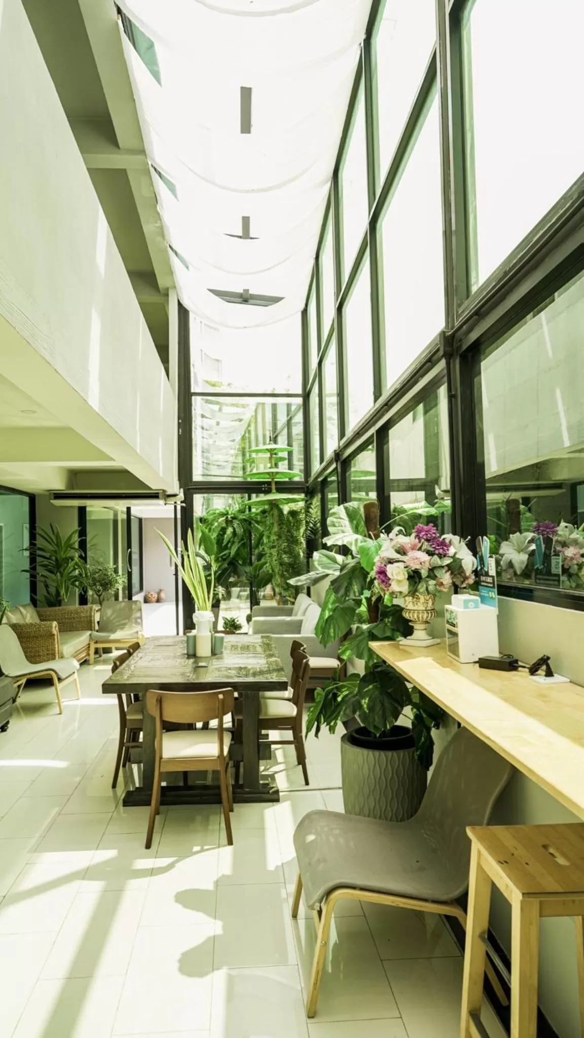 Seating area in RoomQuest Bangkok Don Mueang Airport