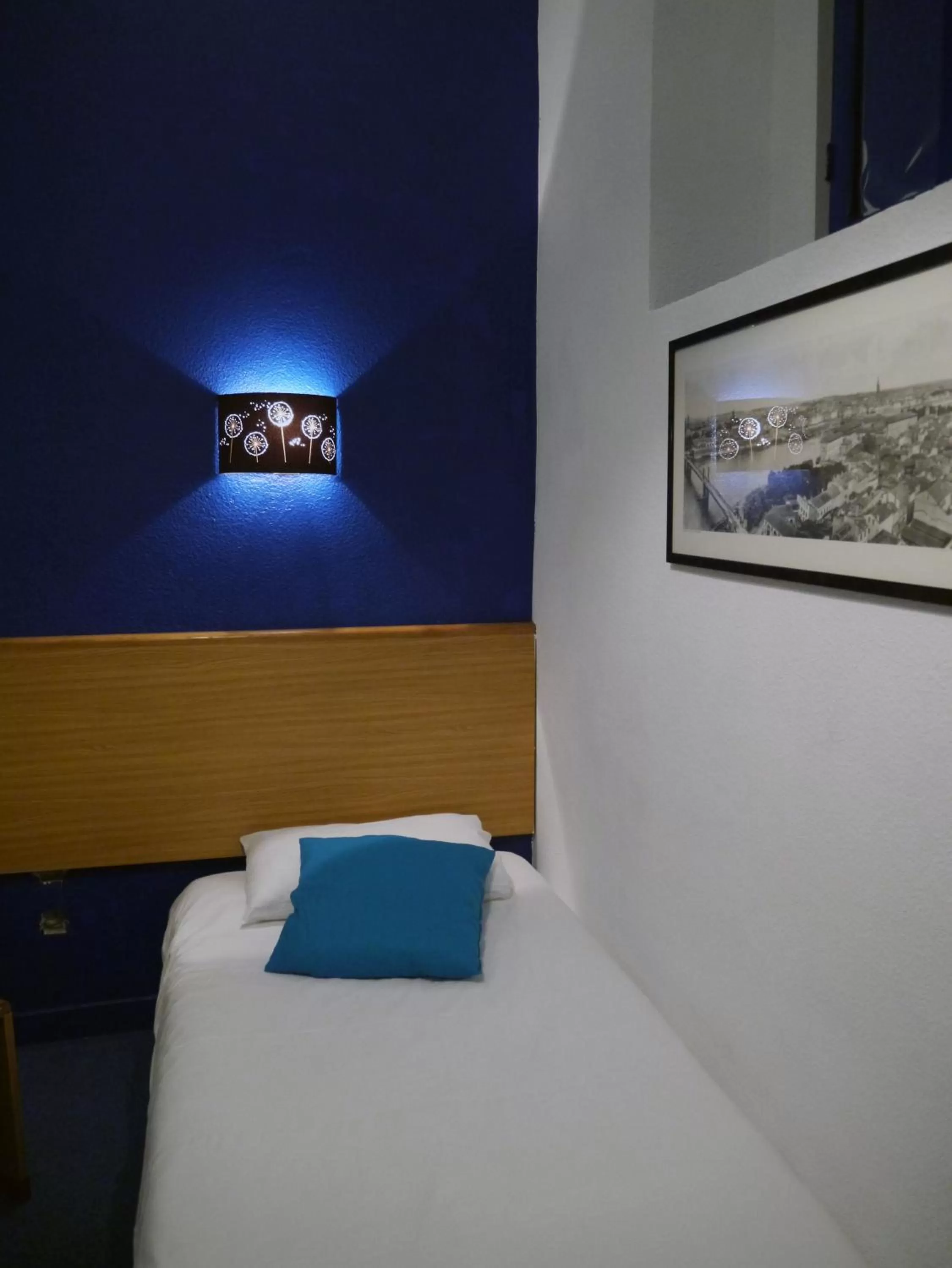 Bed in Hôtel des Ambassadeurs