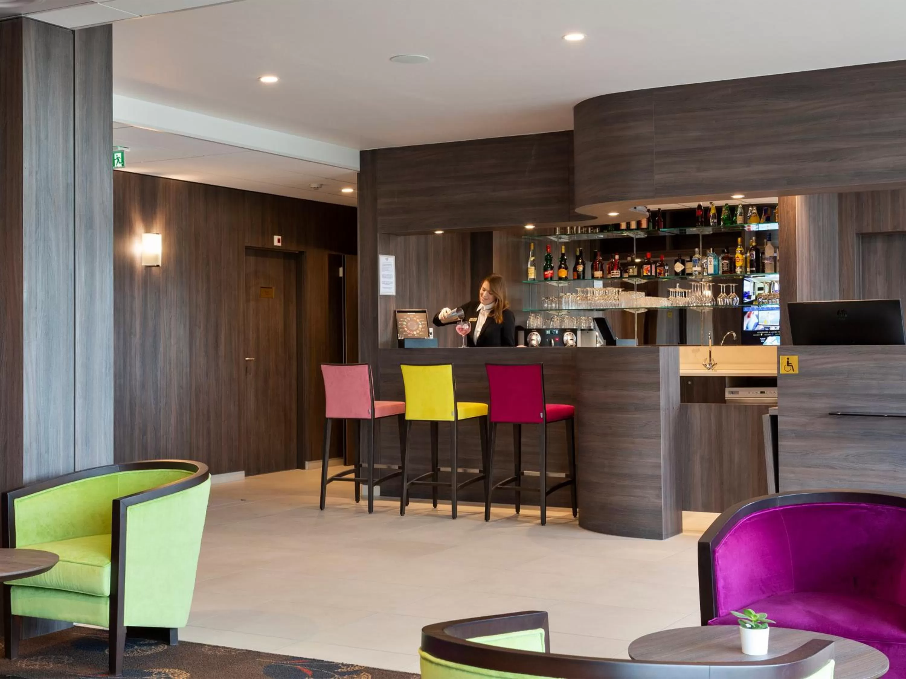 Lounge or bar in Hôtel Roi Soleil Prestige Plaisir - St Quentin