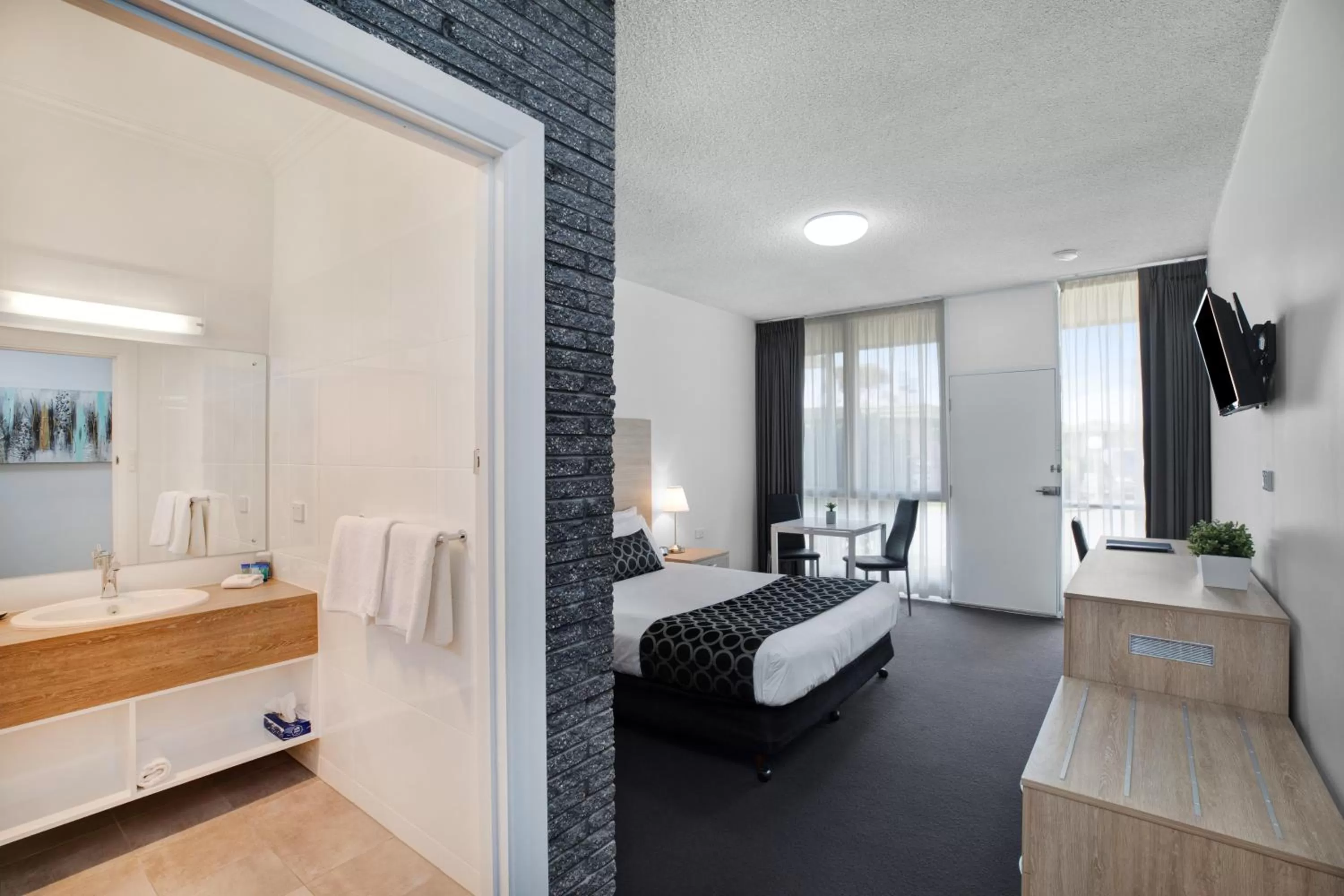 Photo of the whole room, Bed in Adelaide Road Motor Lodge