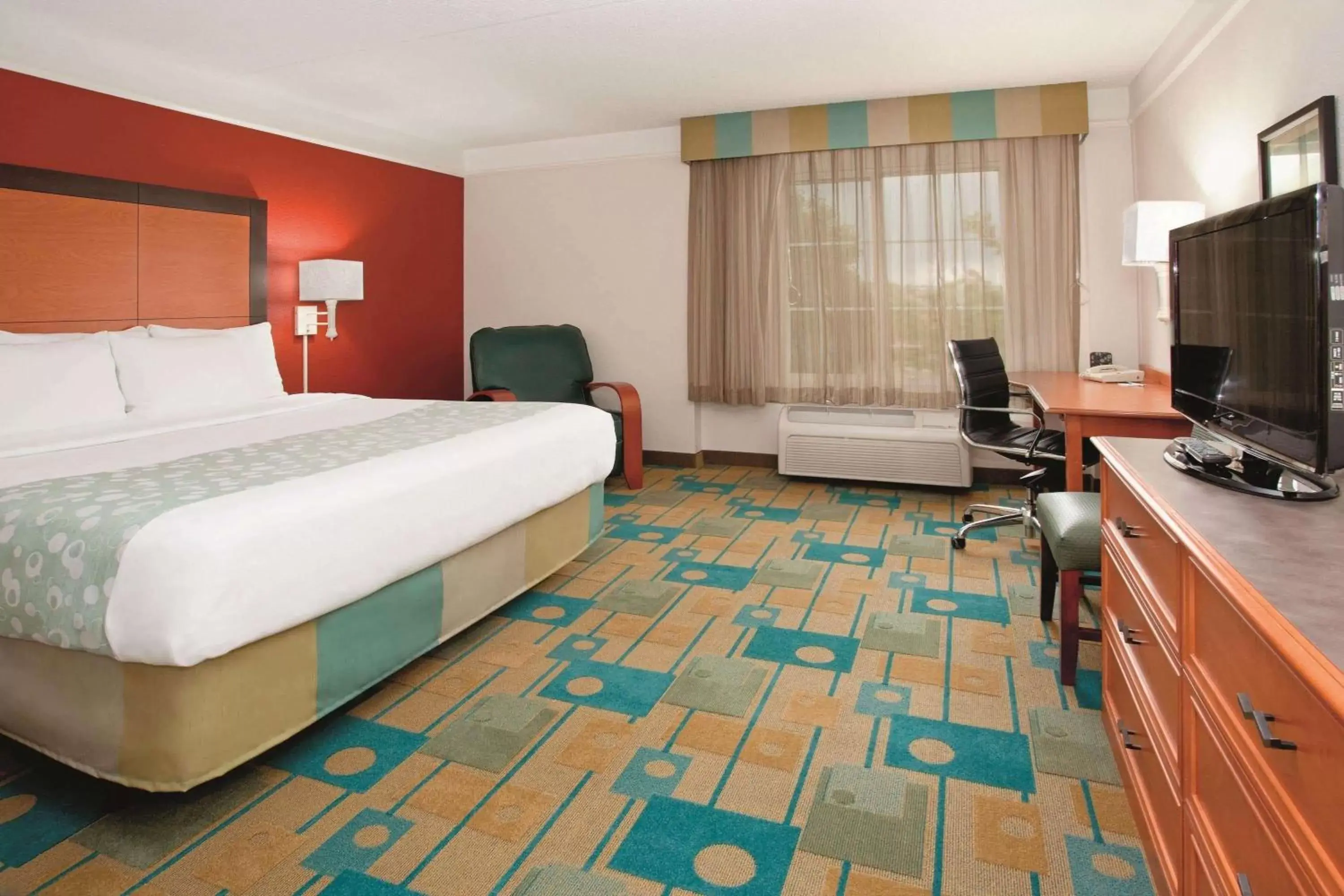 King Room with Bath Tub - Mobility Accessible/Non-Smoking in La Quinta by Wyndham Colorado Springs South Airport King Room with Bath Tub - Mobility Accessible/Non-Smoking in La Quinta by Wyndham Colorado Springs South Airport