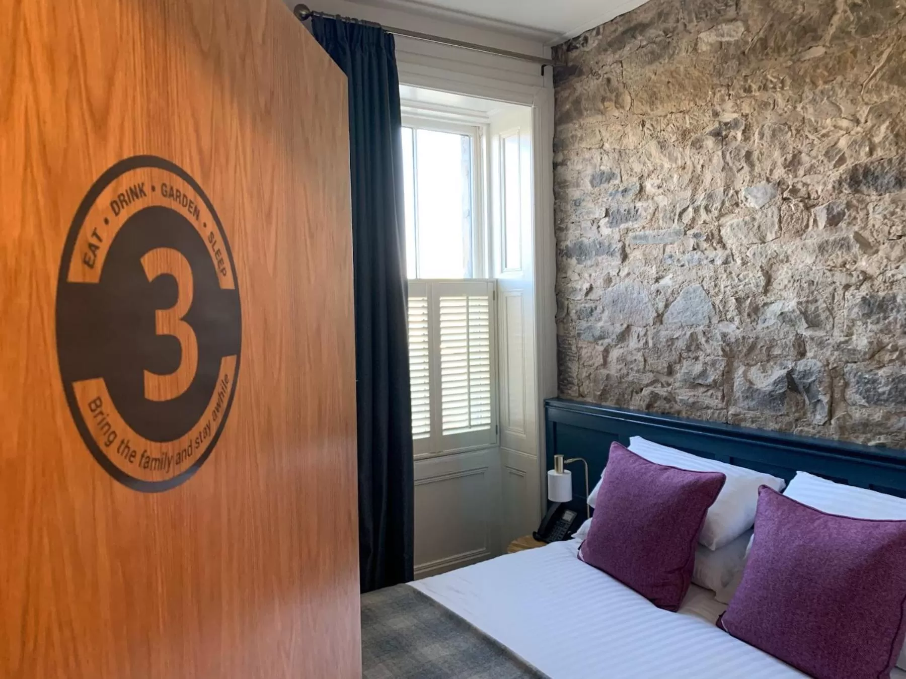 Bedroom, Bed in The Balerno Inn