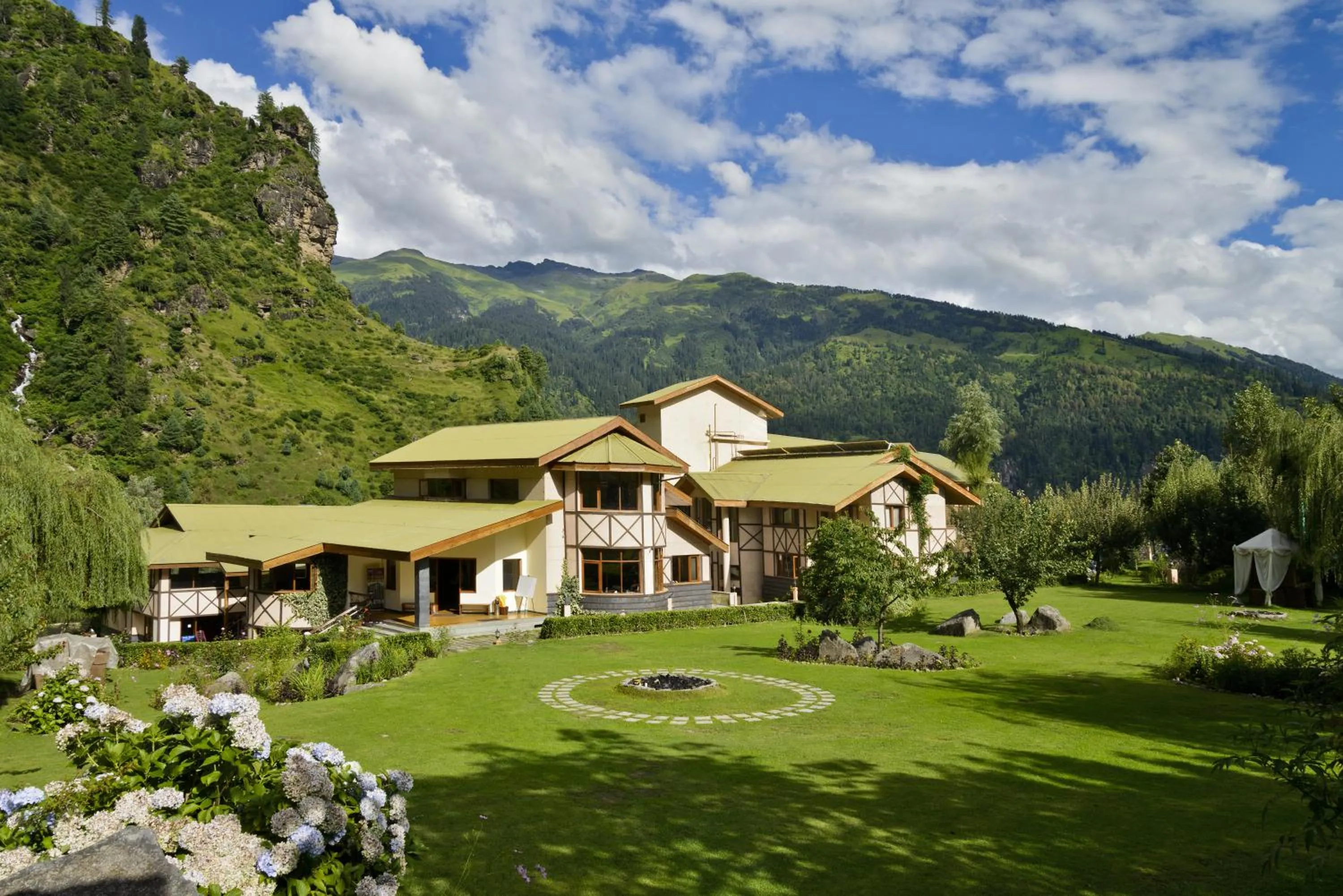 Facade/entrance in Solang Valley Resort