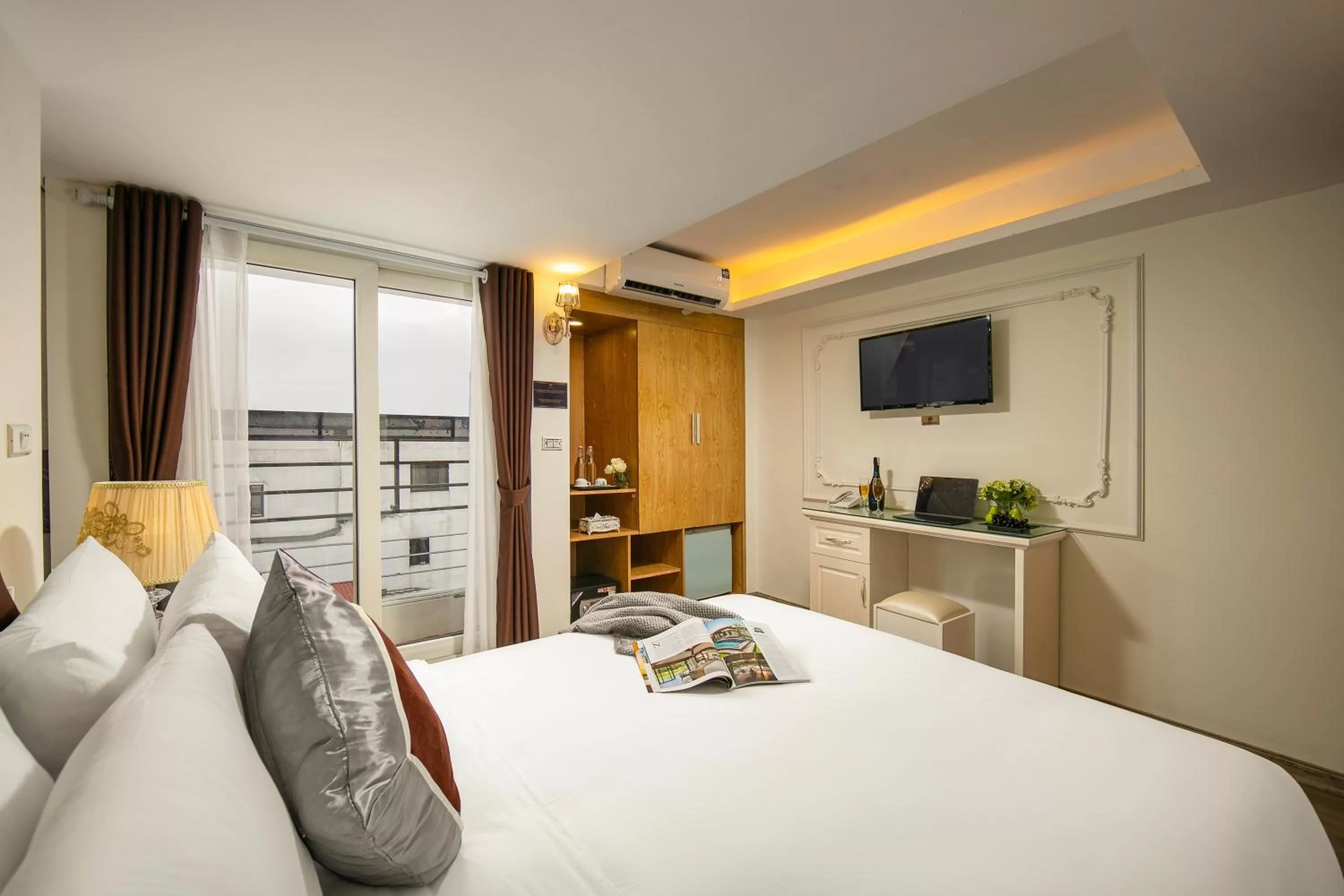 Photo of the whole room, Bed in Tunger Grand Hotel