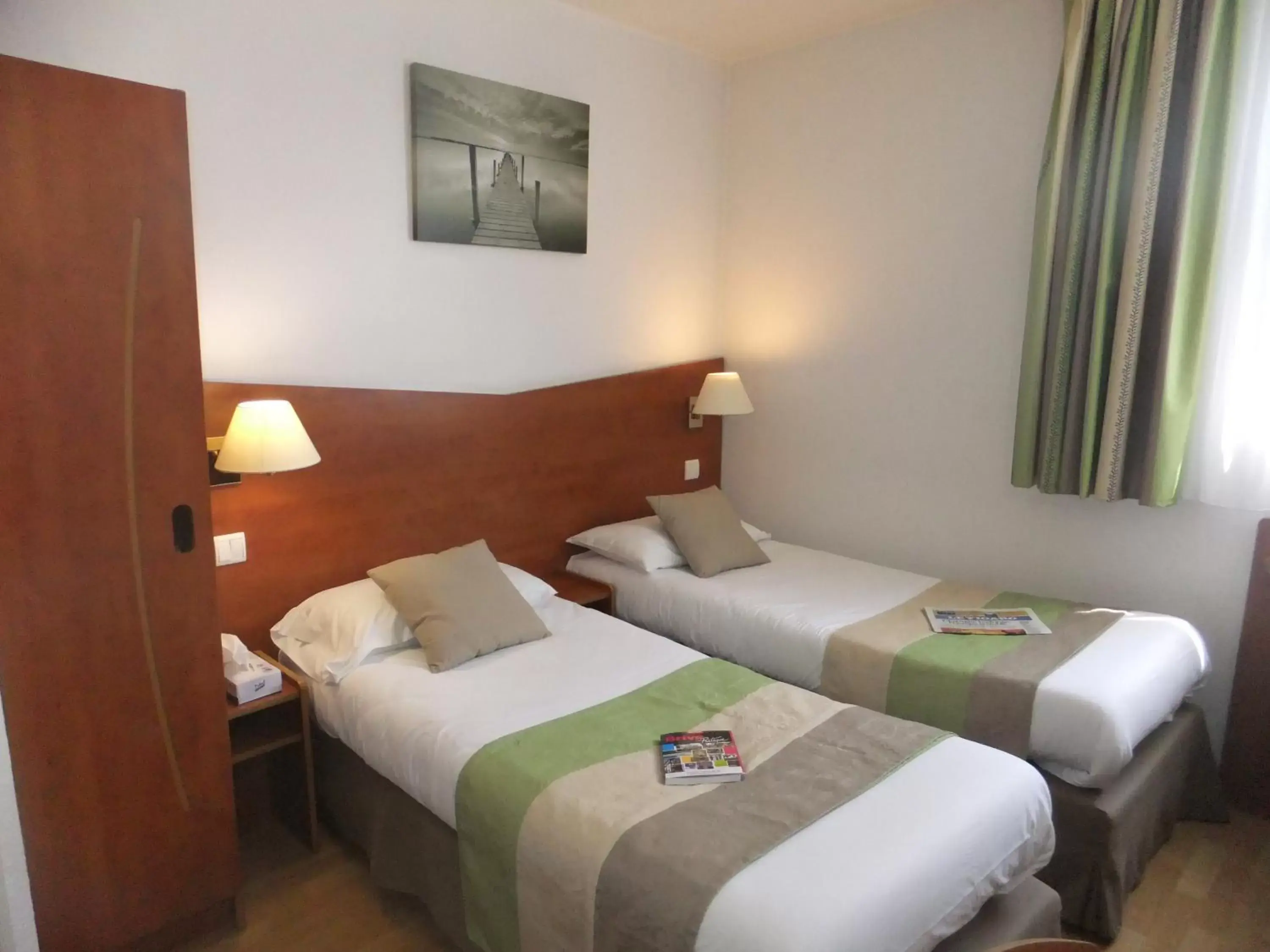 Double Room with 2 Single Beds in Hotel Restaurant Kyriad Brive Centre Double Room with 2 Single Beds in Hotel Restaurant Kyriad Brive Centre