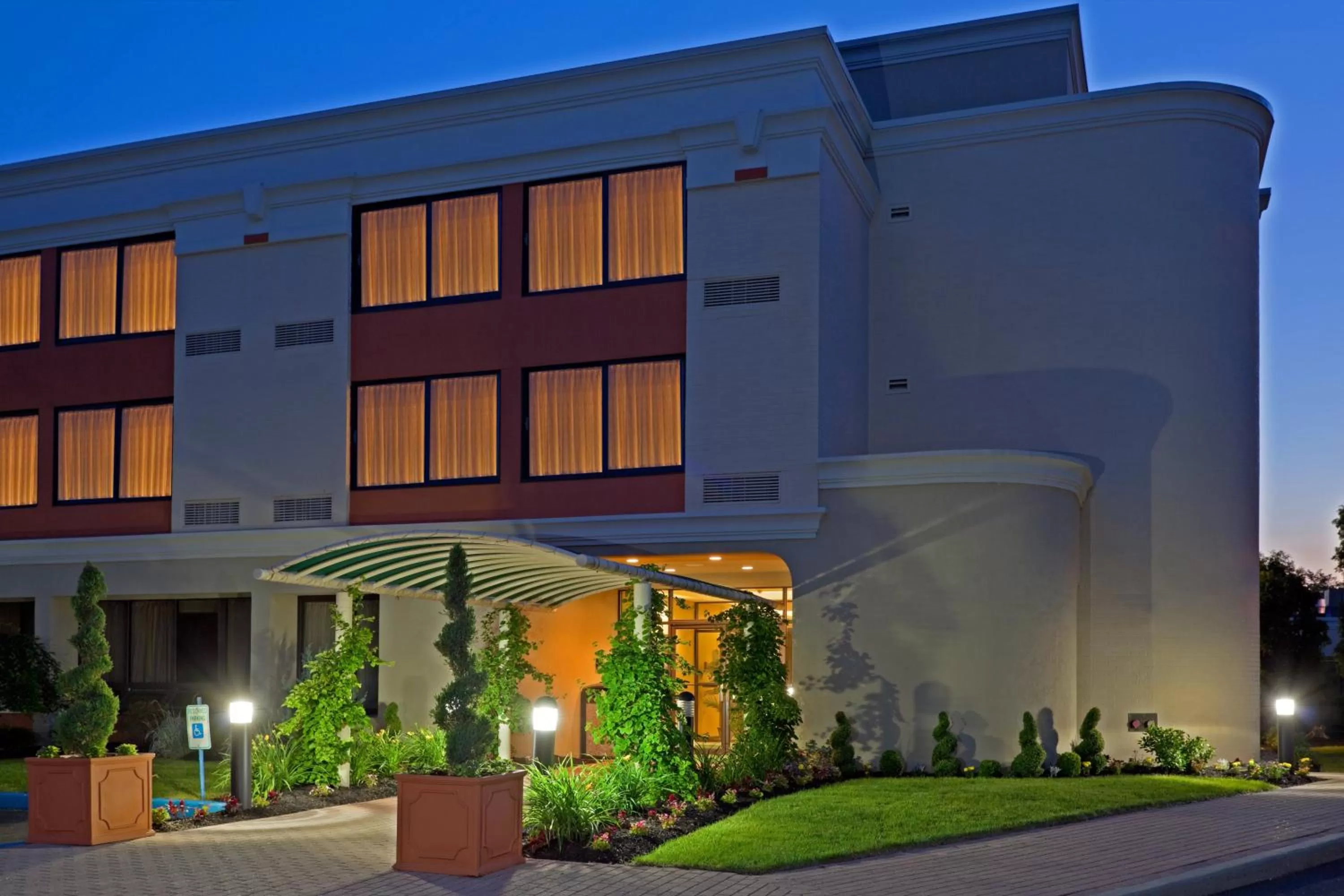 Property building in Armoni Inn & Suites