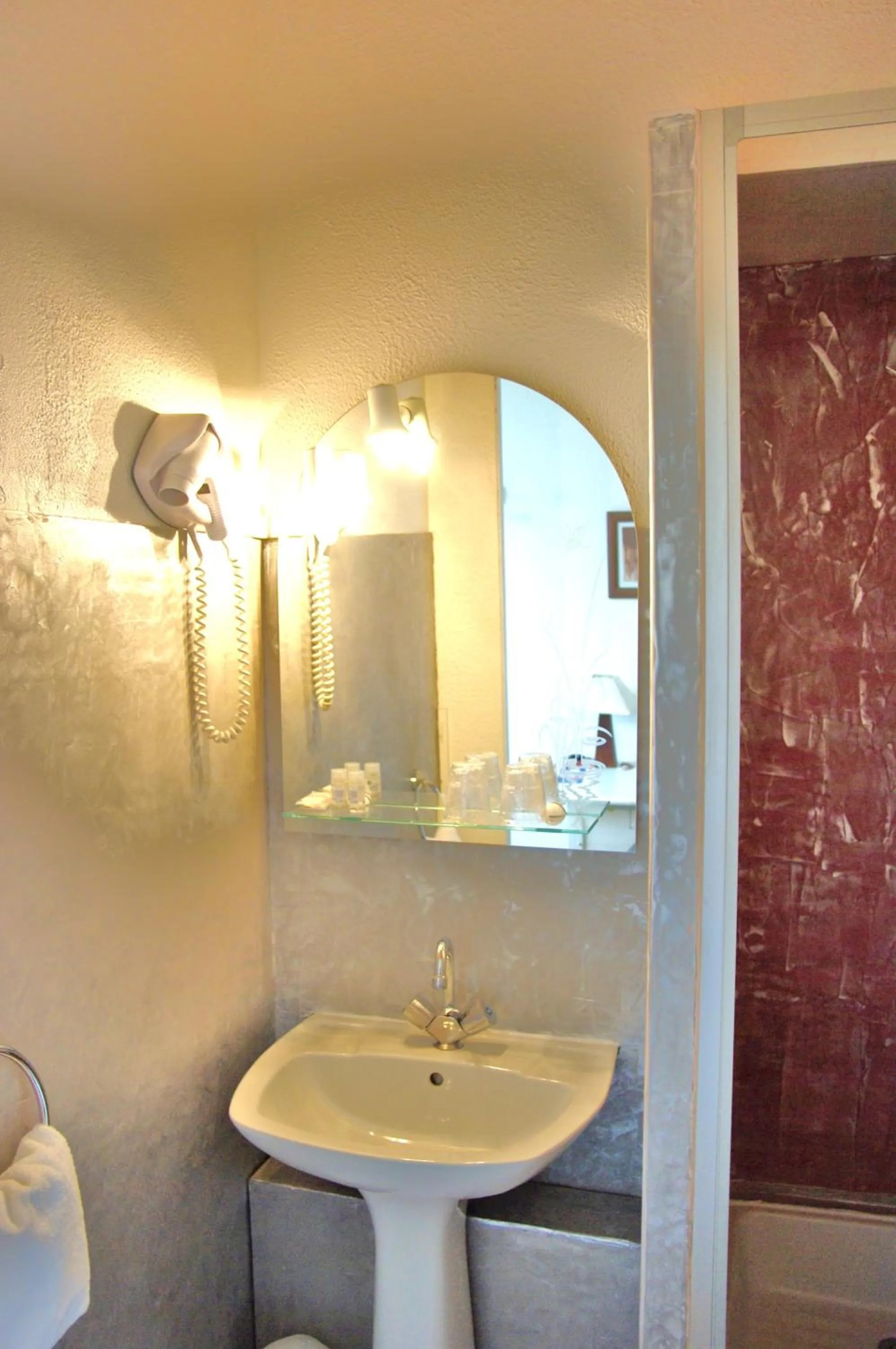 Bathroom in The Originals Boutique, Villa Montpensier, Pau