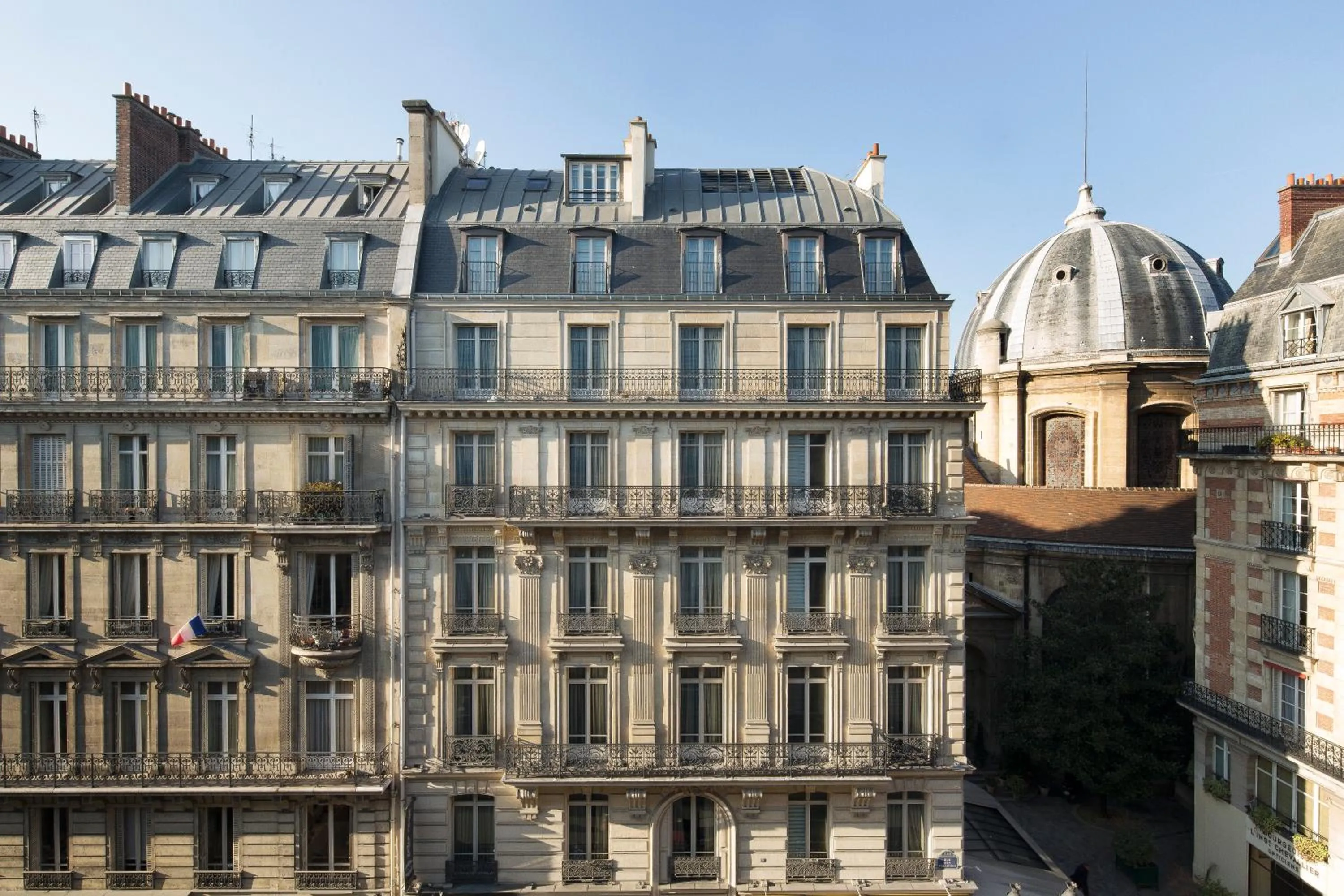 Property building in Hotel Lumen Paris Louvre